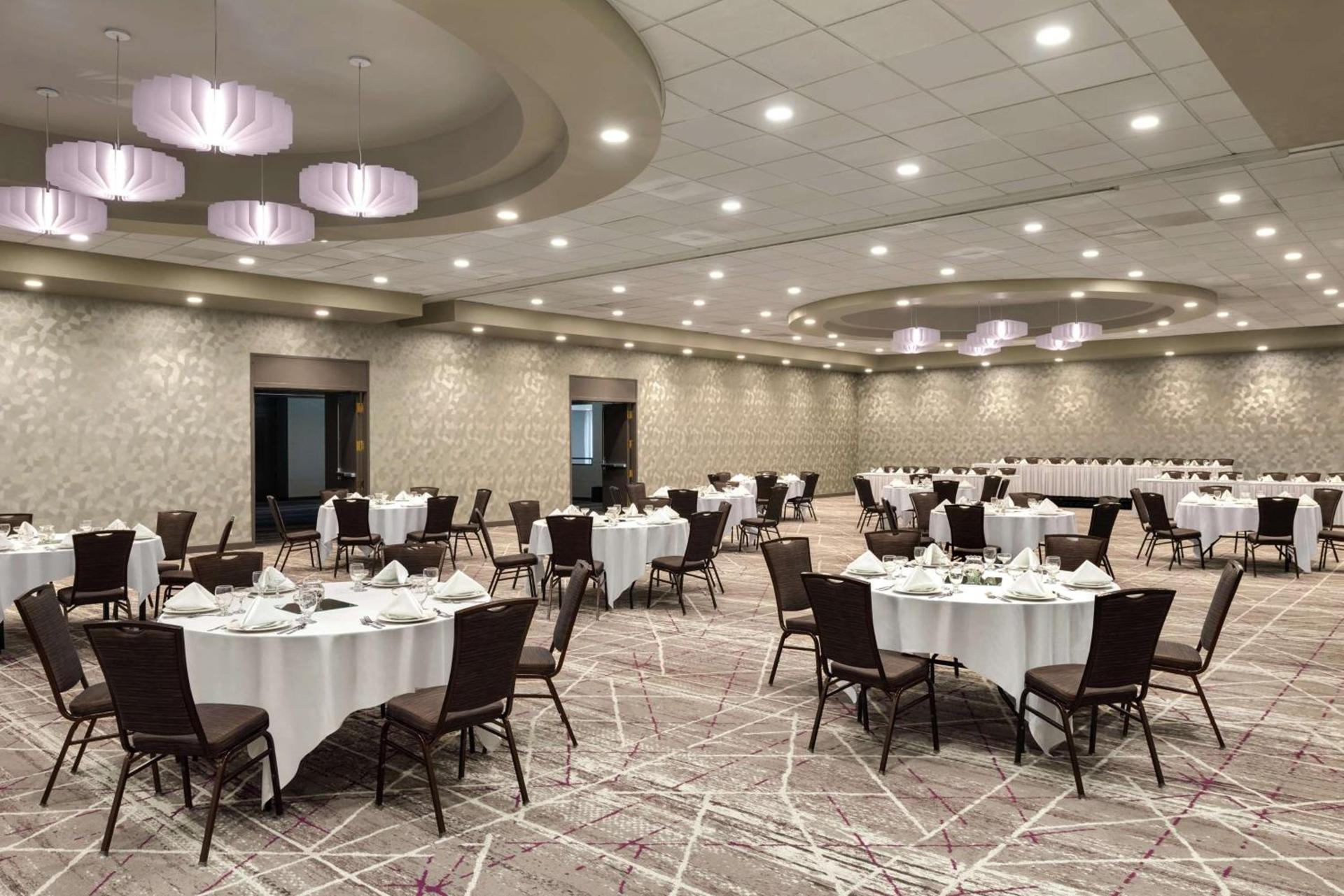 DoubleTree by Hilton St. Paul, MN photo 10