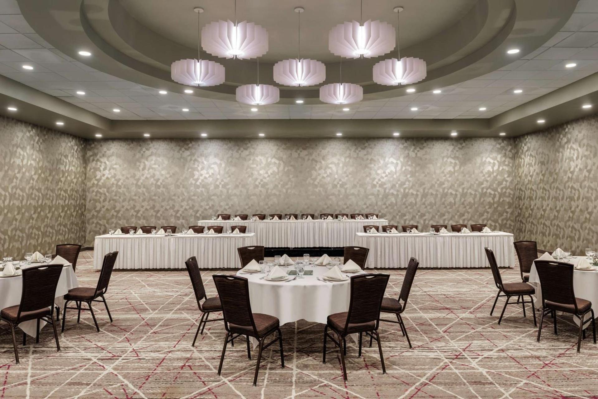 DoubleTree by Hilton St. Paul, MN photo 40