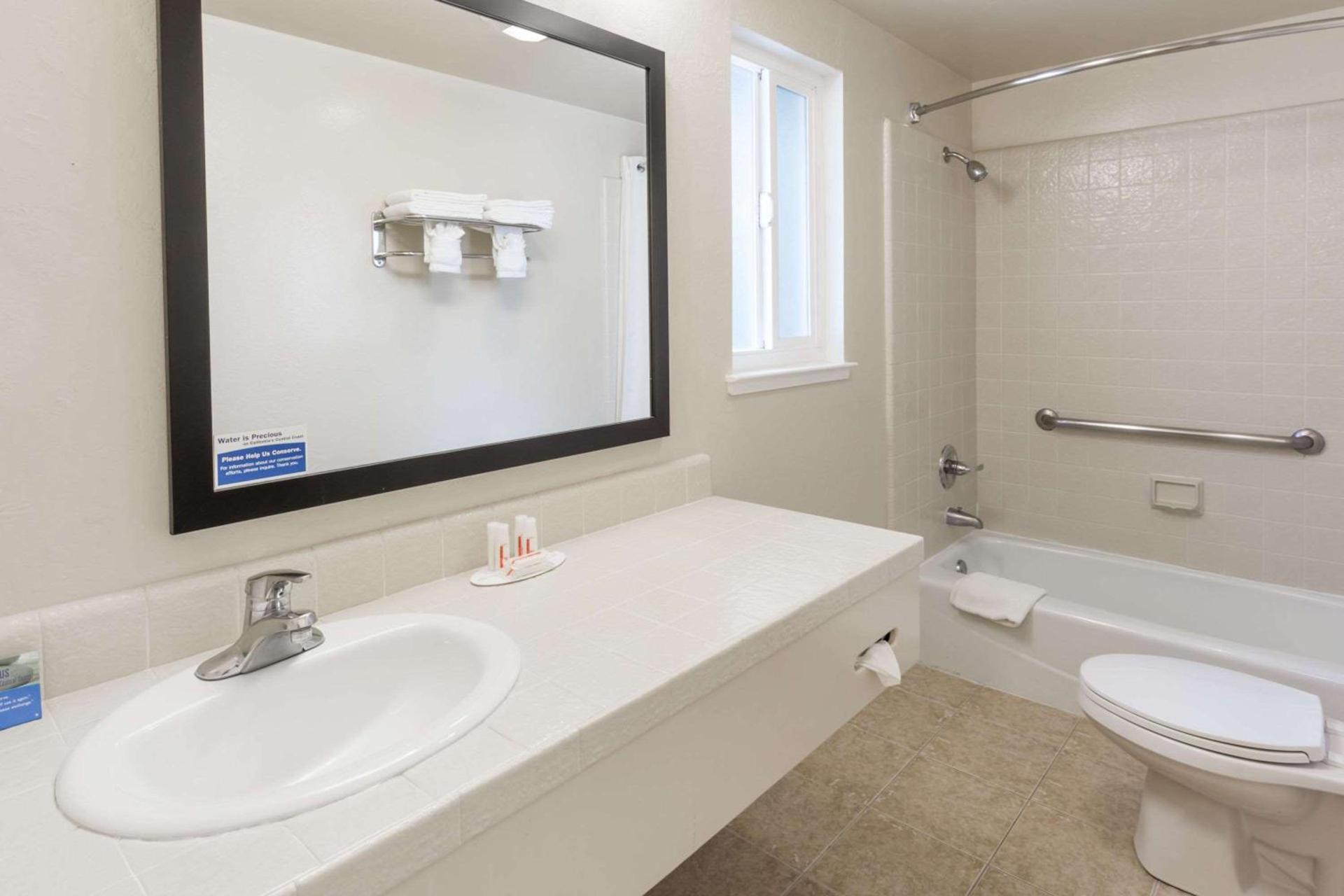 Aura Inn Monterey photo 4