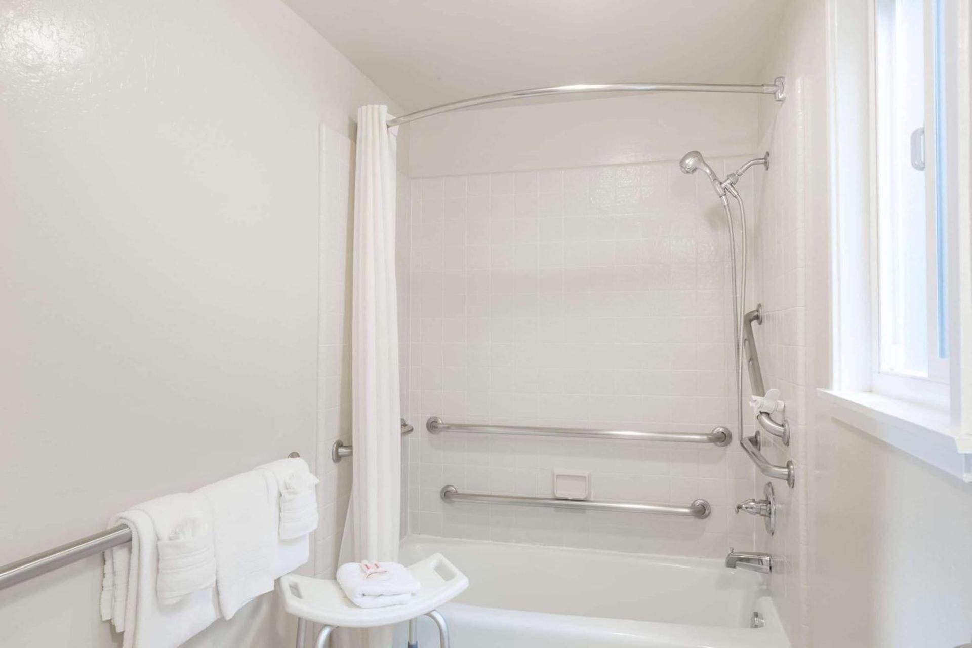 Aura Inn Monterey photo 5