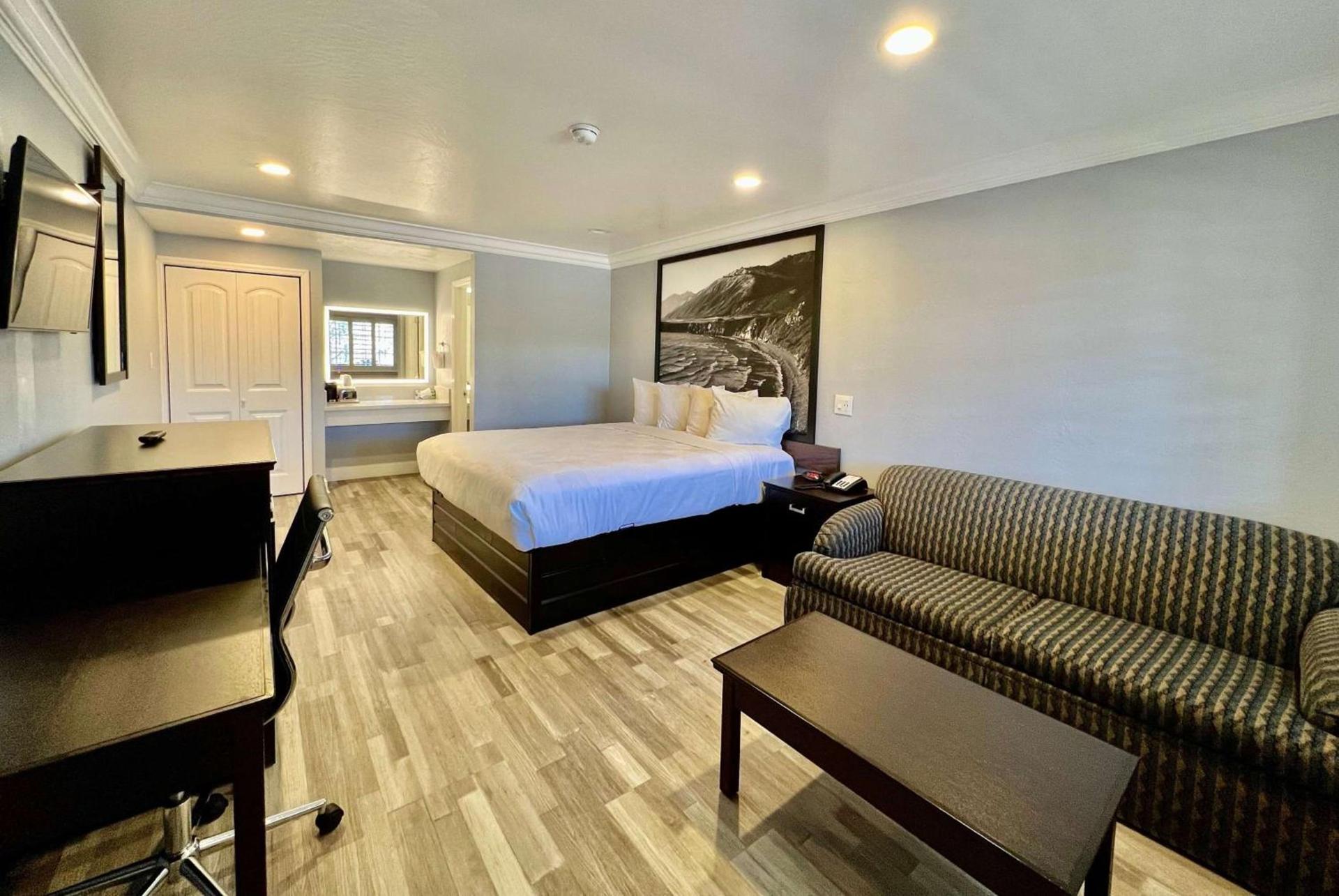 Aura Inn Monterey photo 6