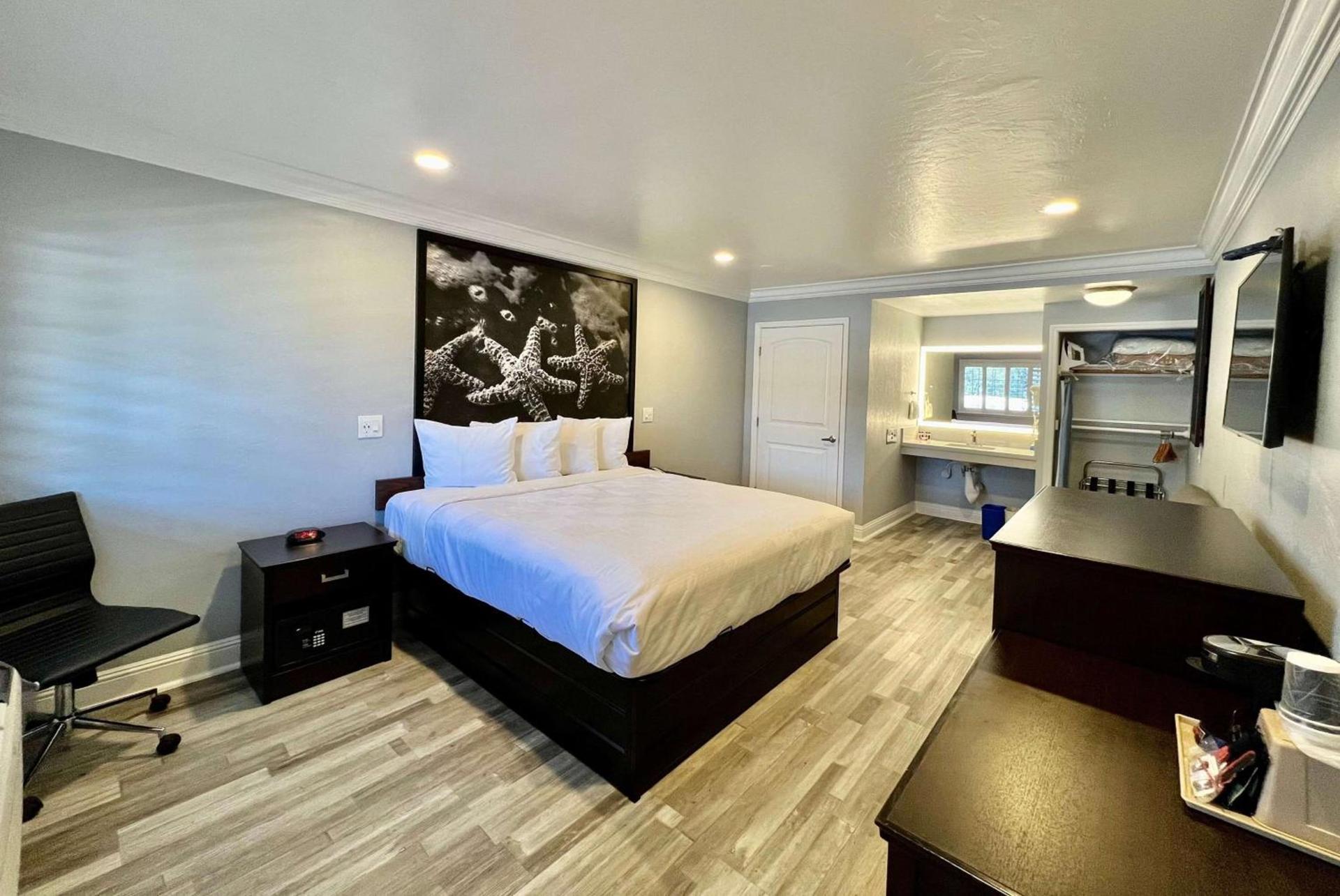 Aura Inn Monterey photo 8
