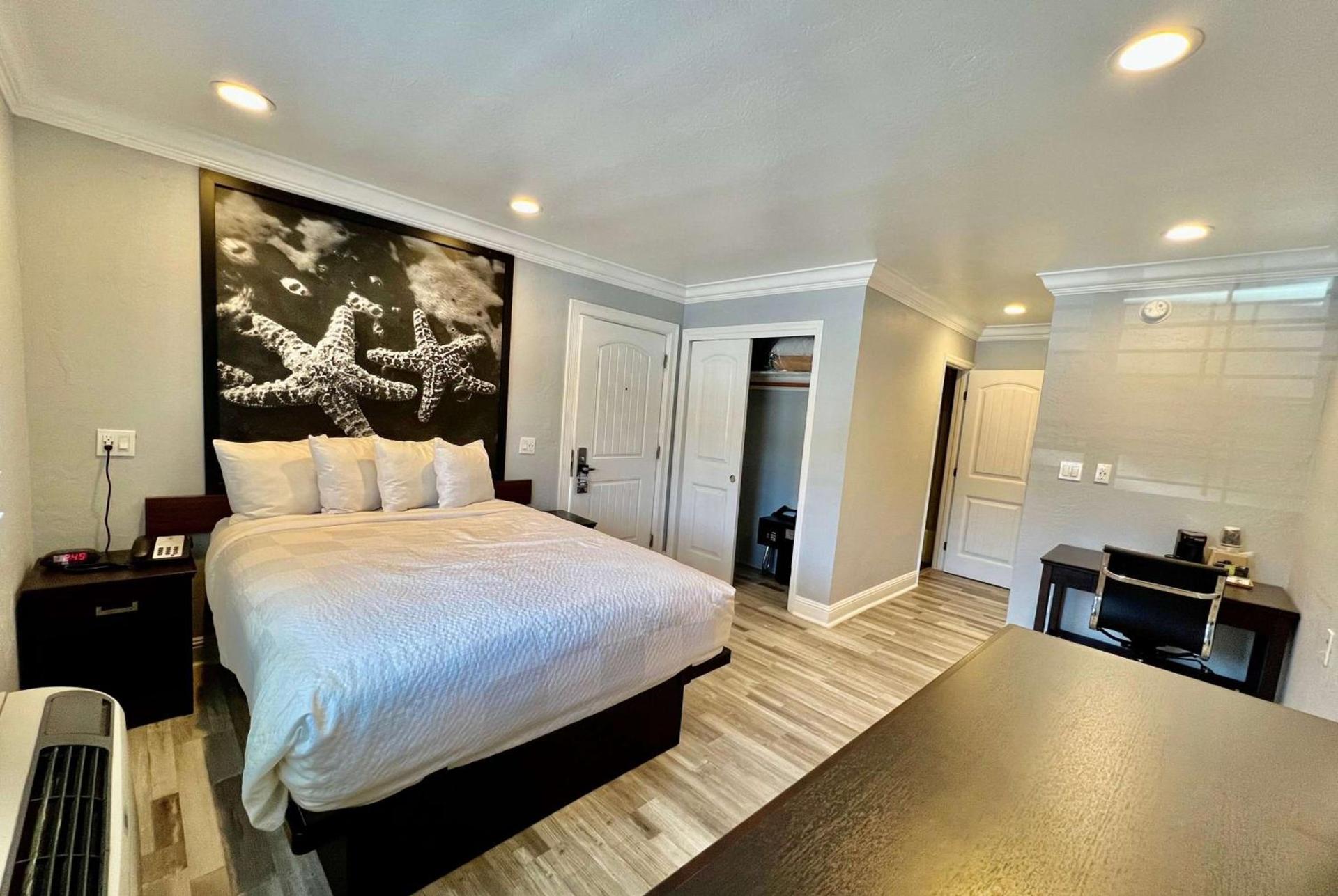 Aura Inn Monterey photo 9