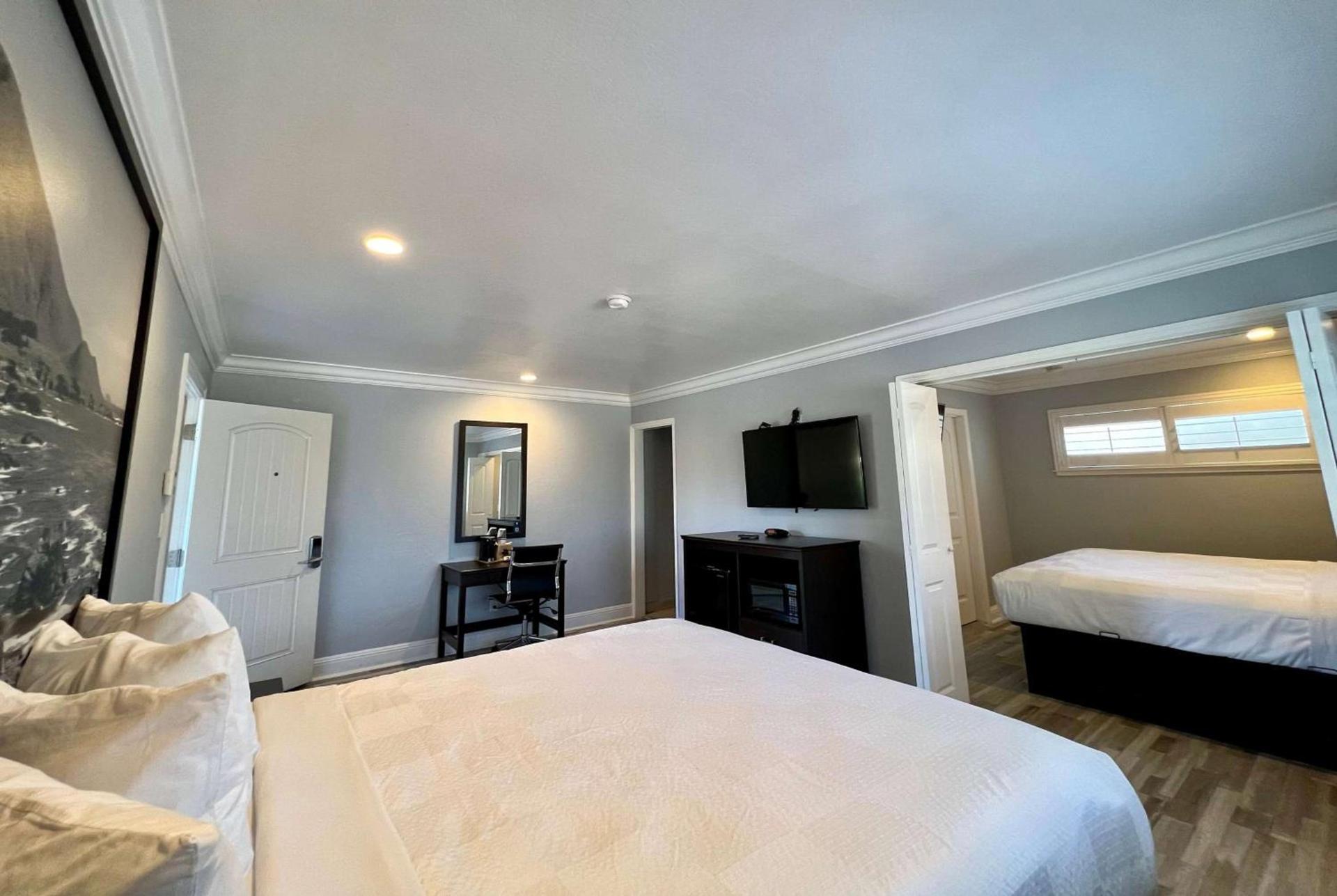 Aura Inn Monterey photo 10