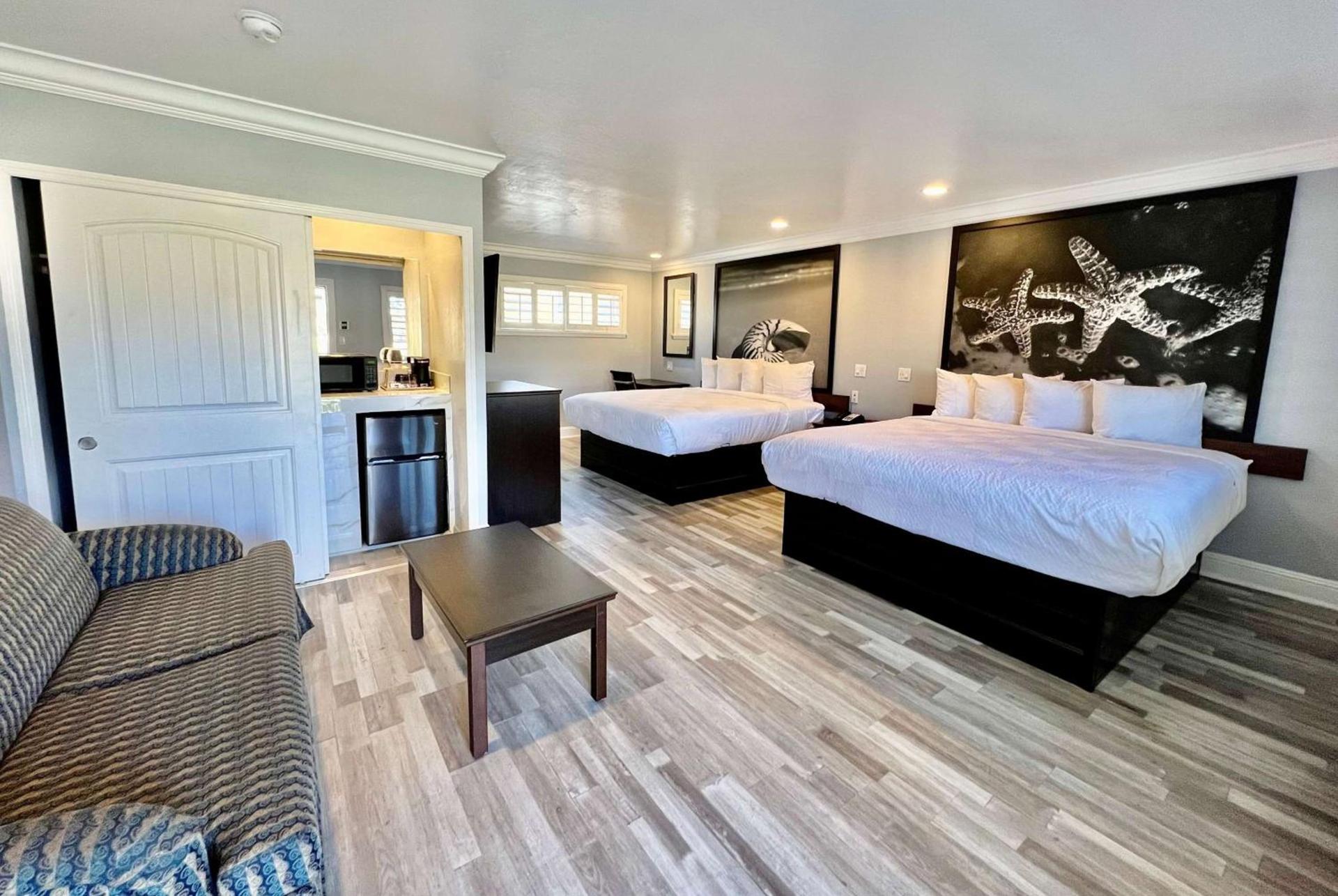 Aura Inn Monterey photo 11