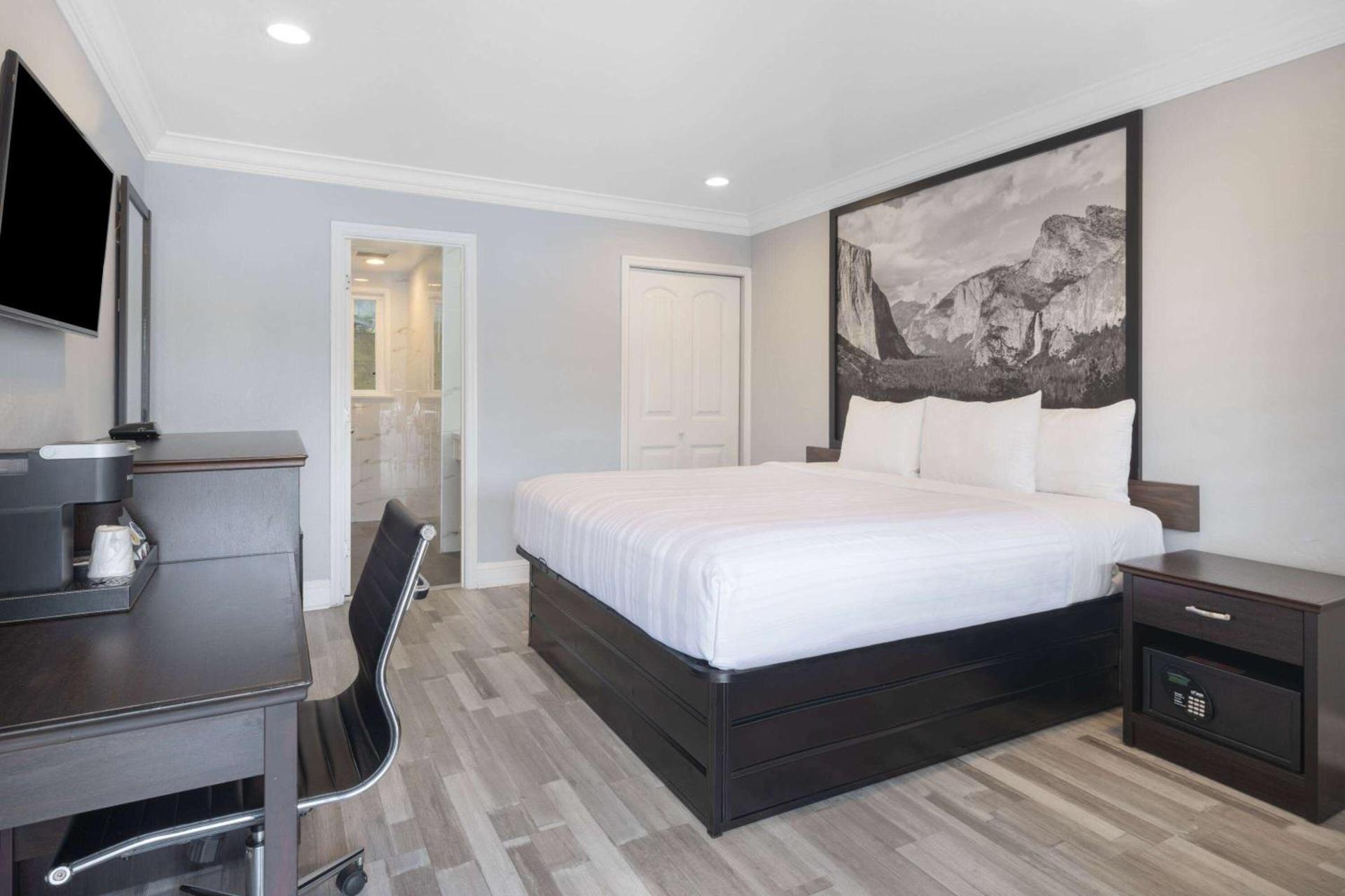 Aura Inn Monterey photo 12