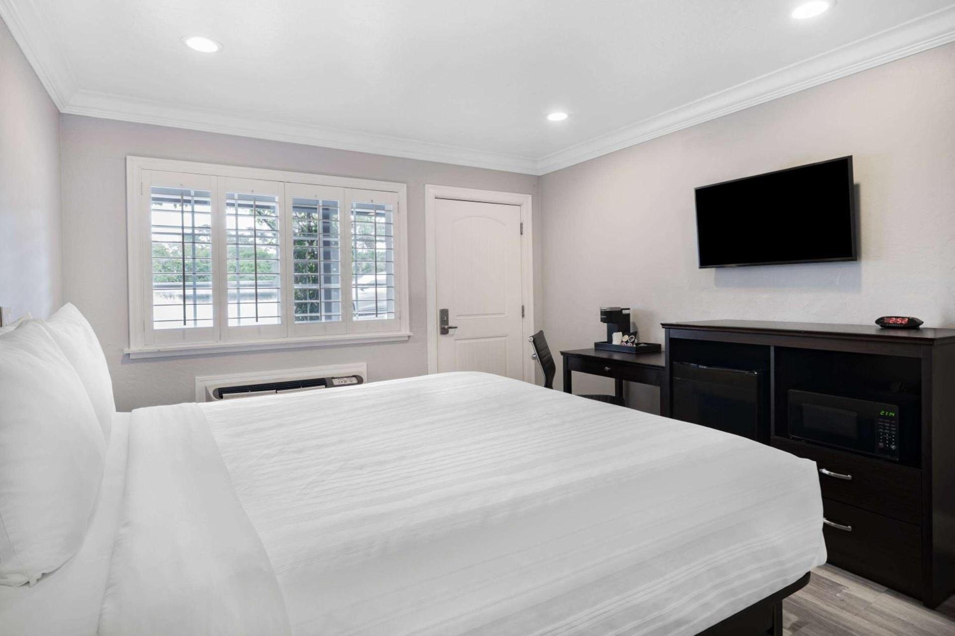 Aura Inn Monterey photo 13