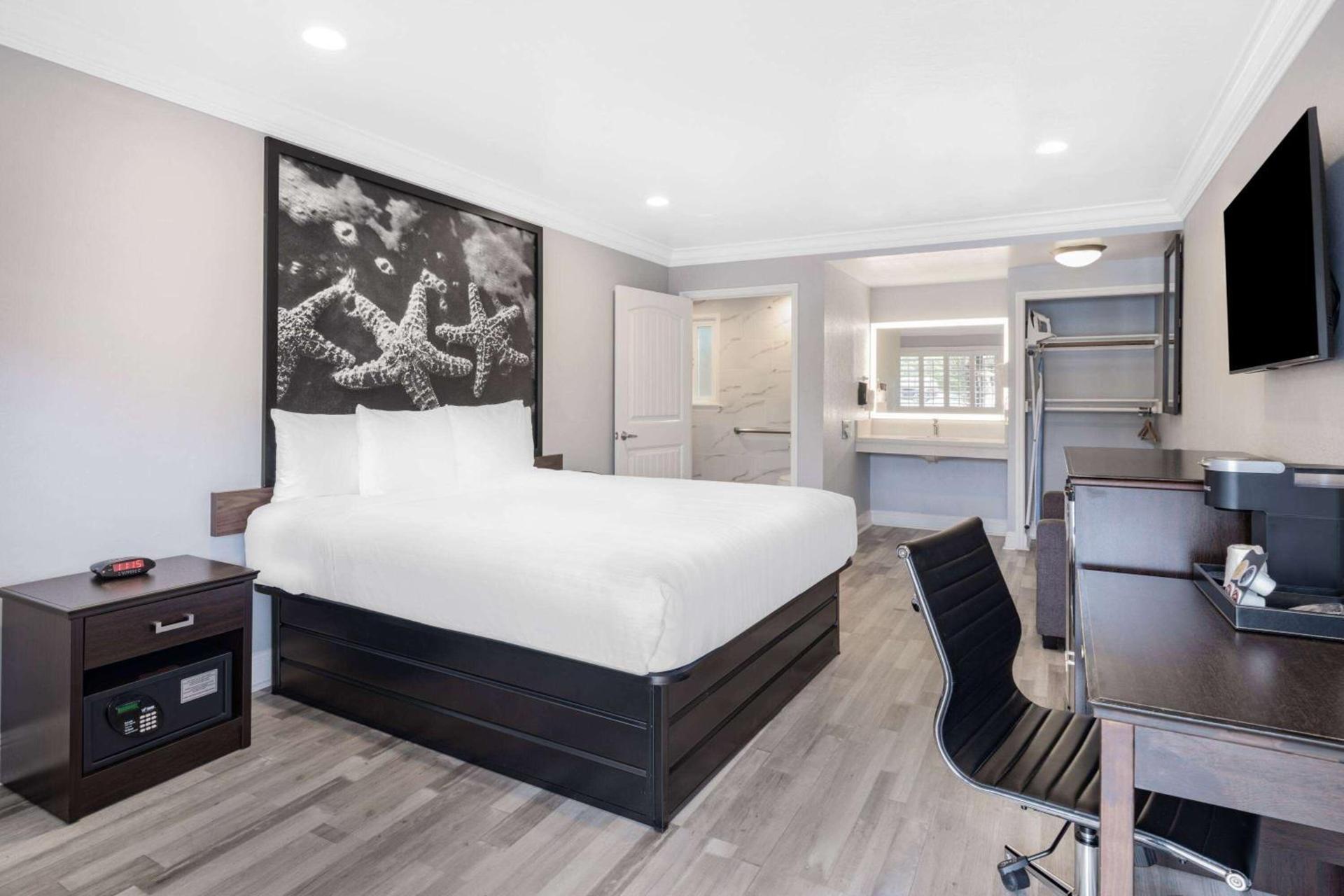 Aura Inn Monterey photo 14