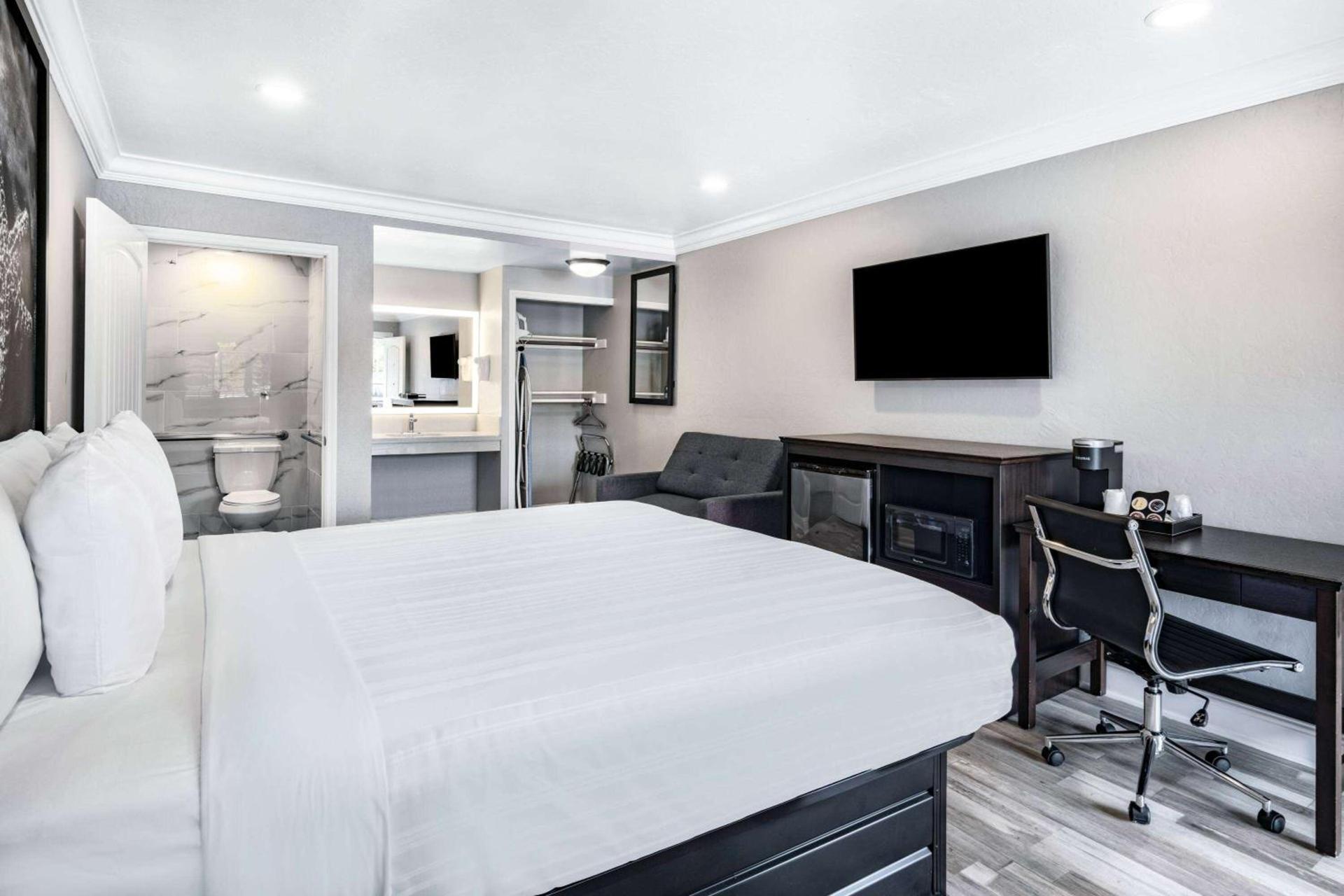 Aura Inn Monterey photo 15