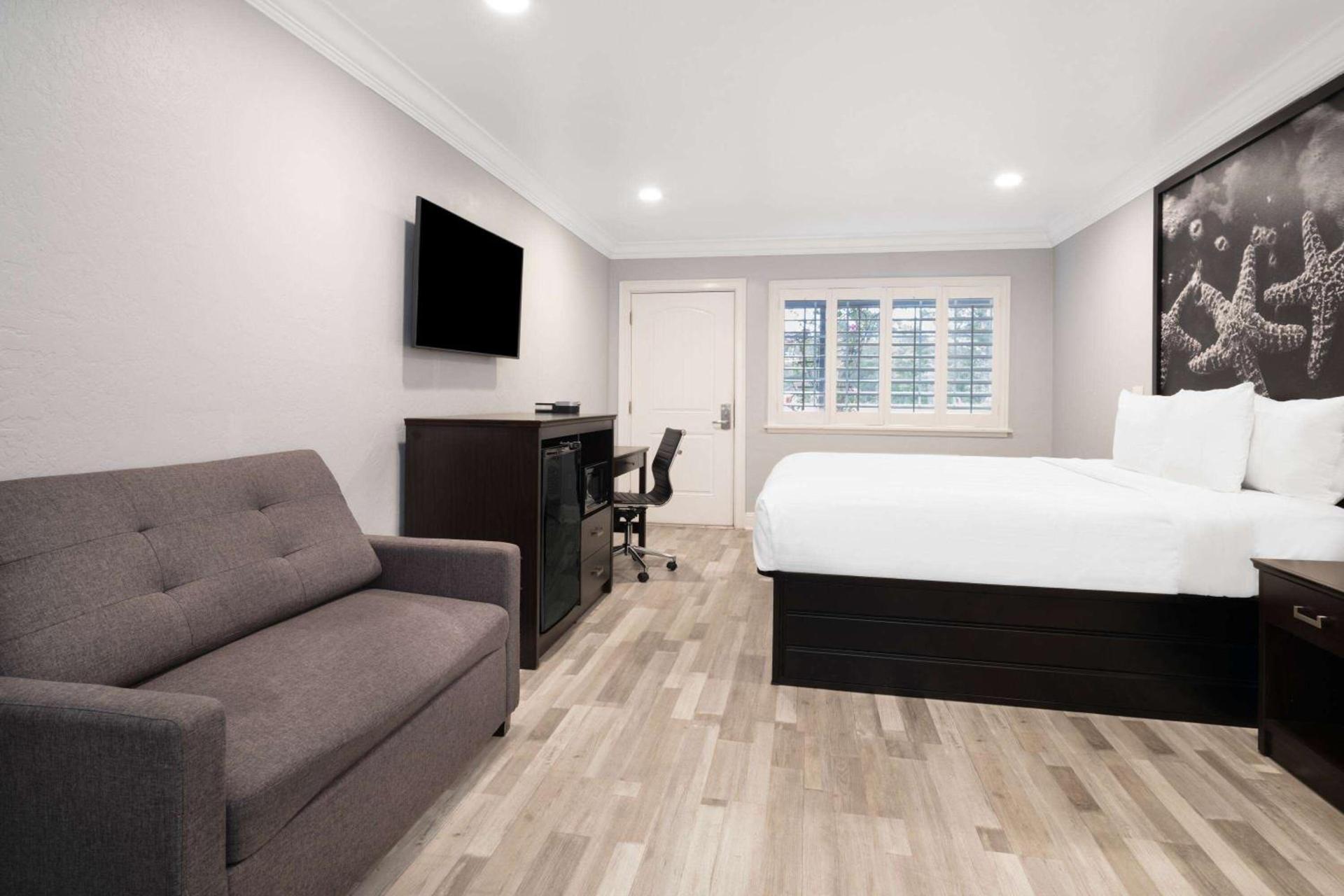 Aura Inn Monterey photo 16