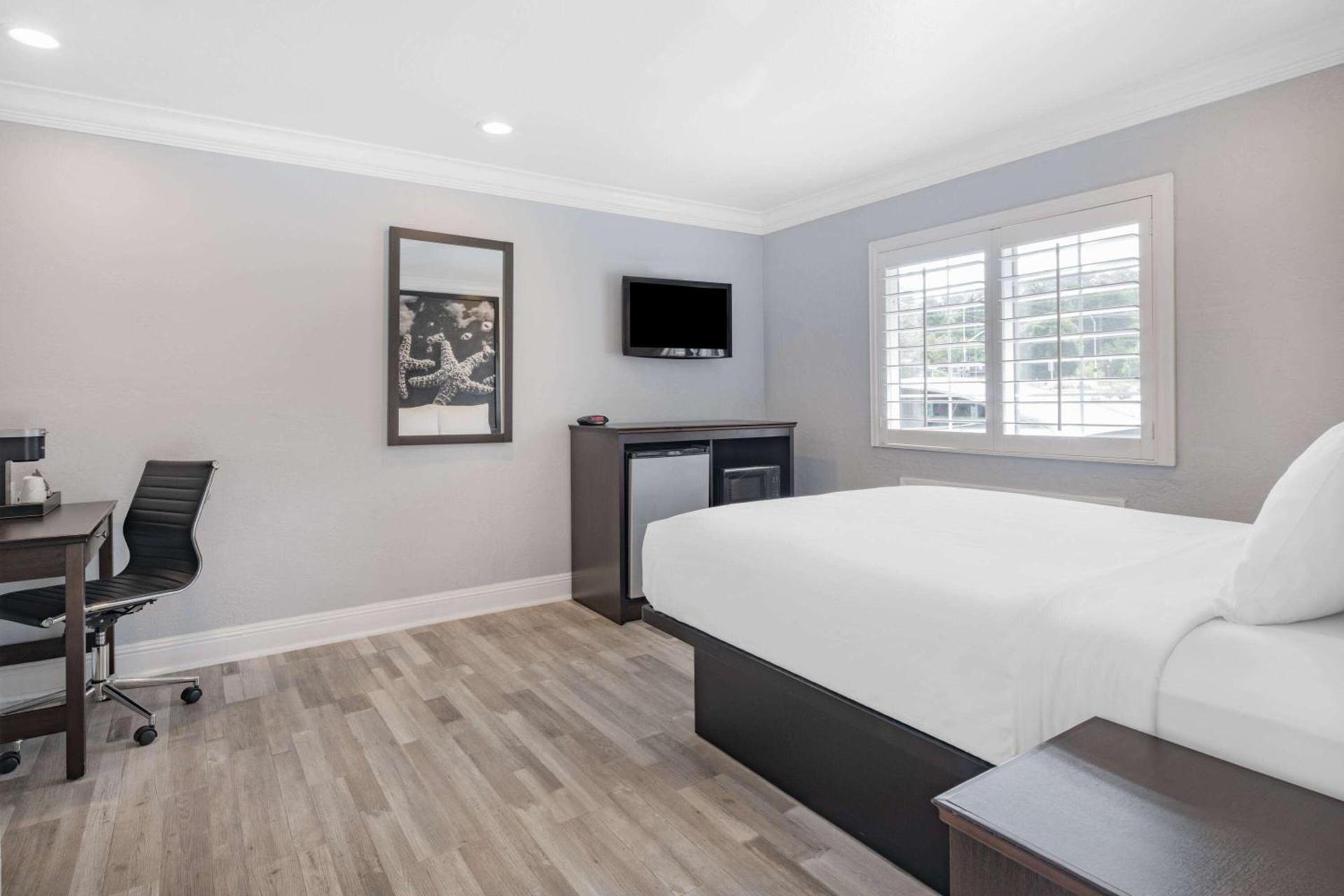 Aura Inn Monterey photo 17