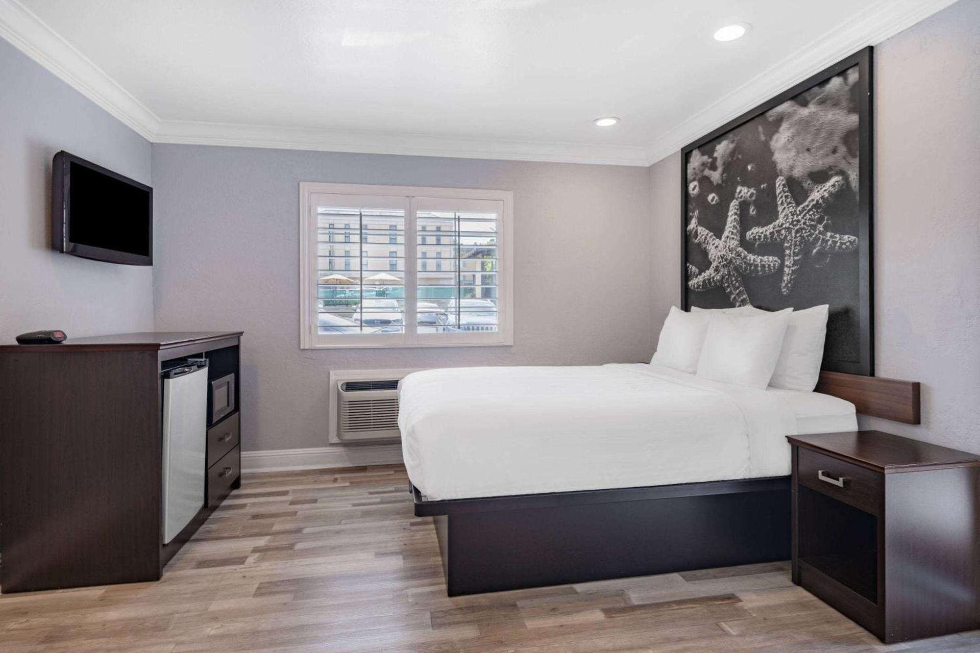 Aura Inn Monterey photo 18