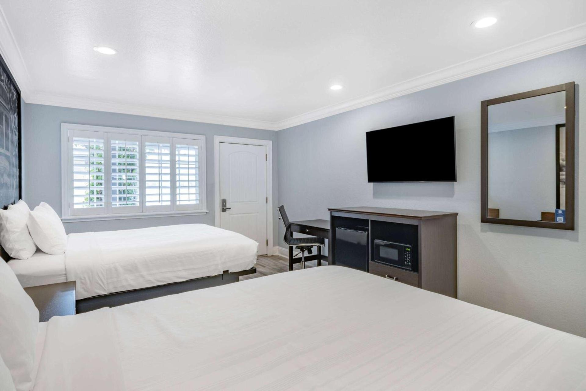 Aura Inn Monterey photo 20