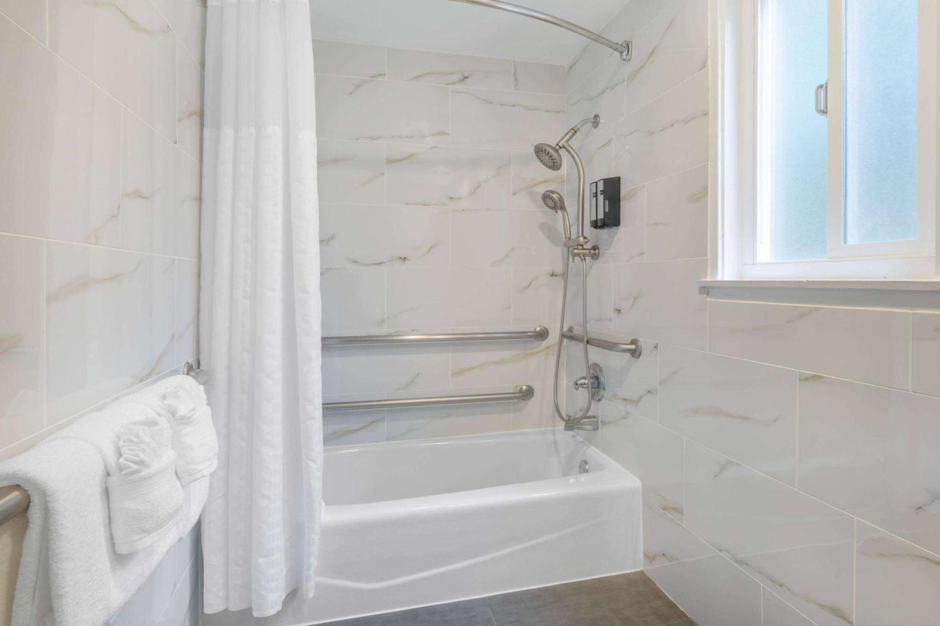 Aura Inn Monterey photo 21