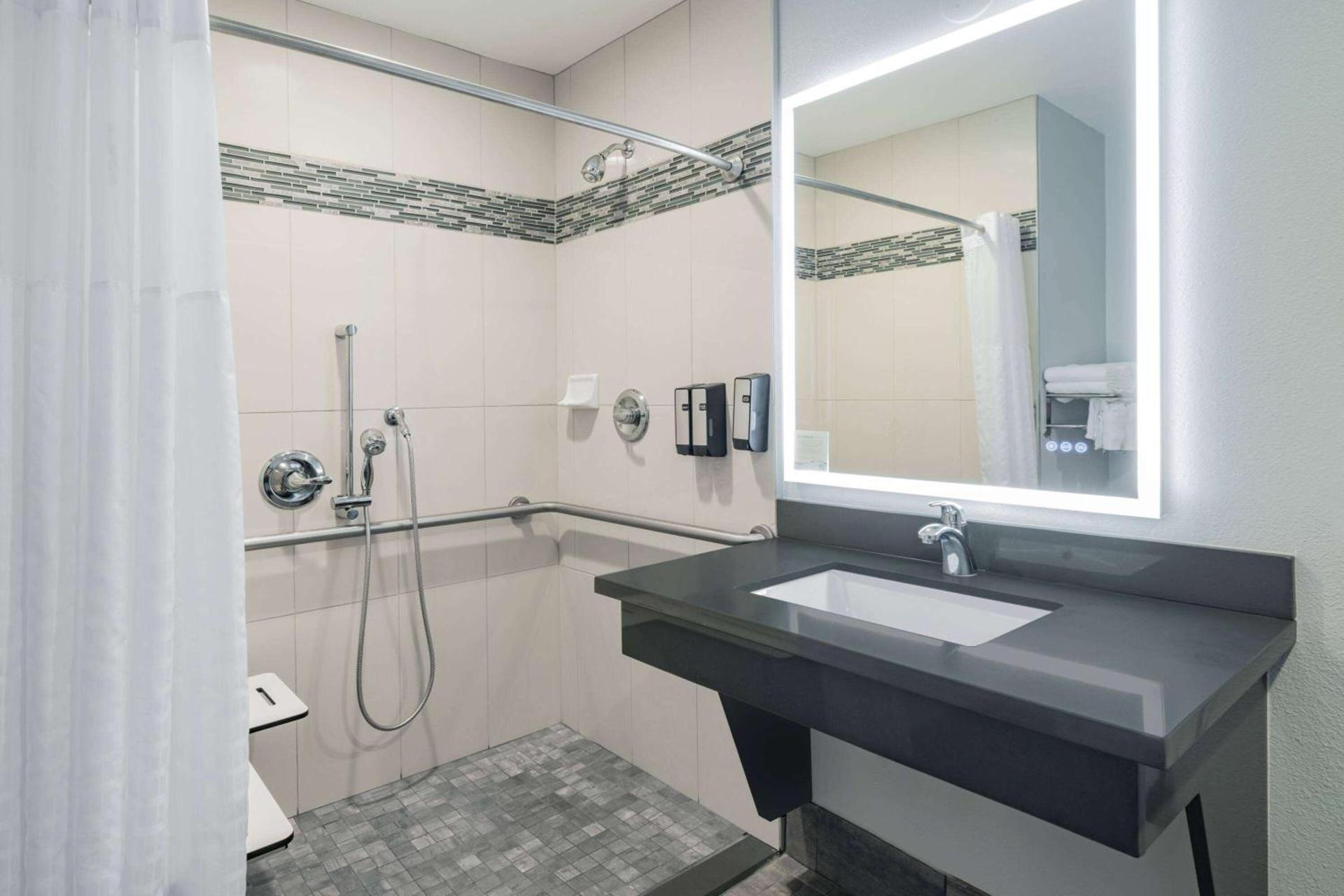 Aura Inn Monterey photo 22