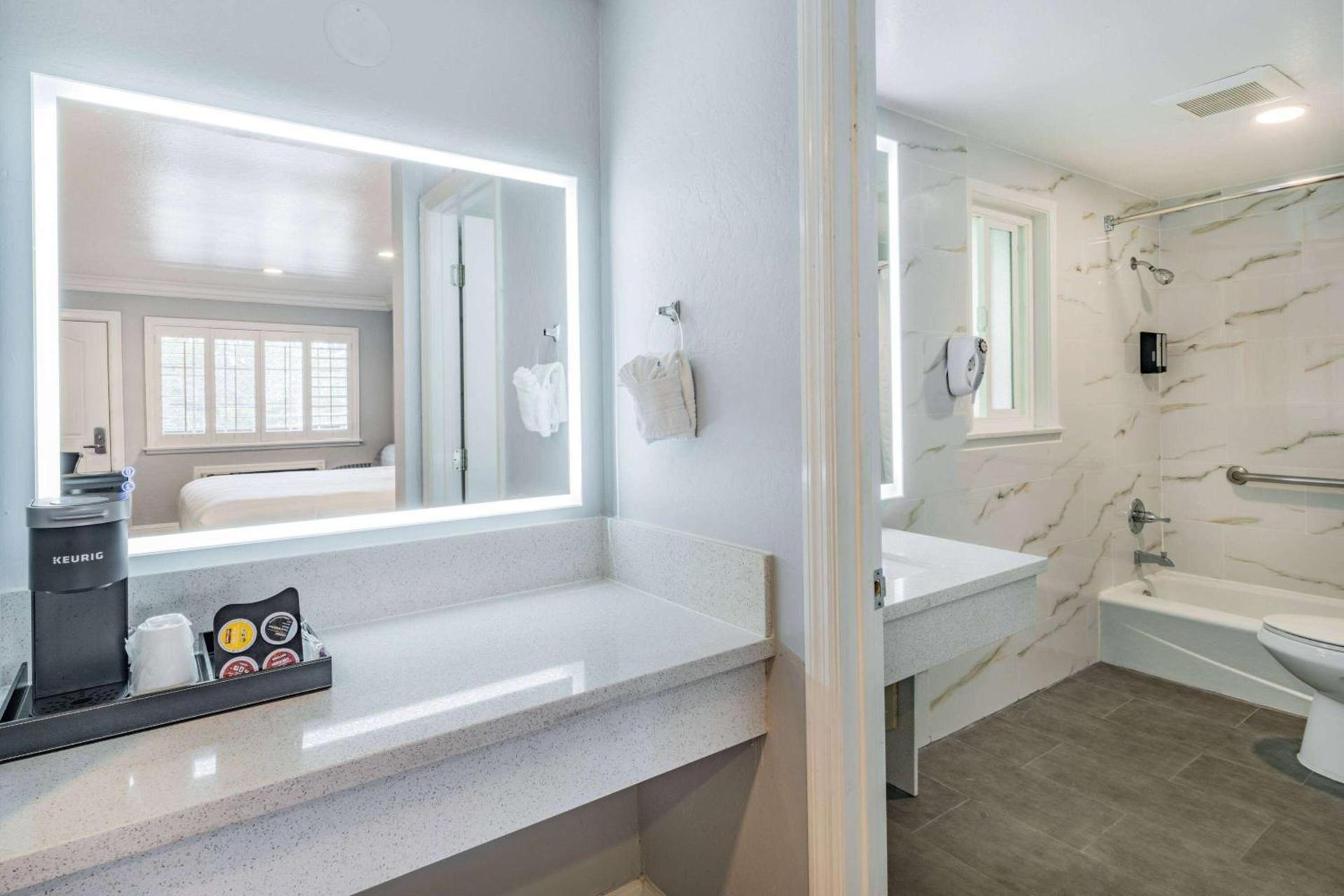Aura Inn Monterey photo 23