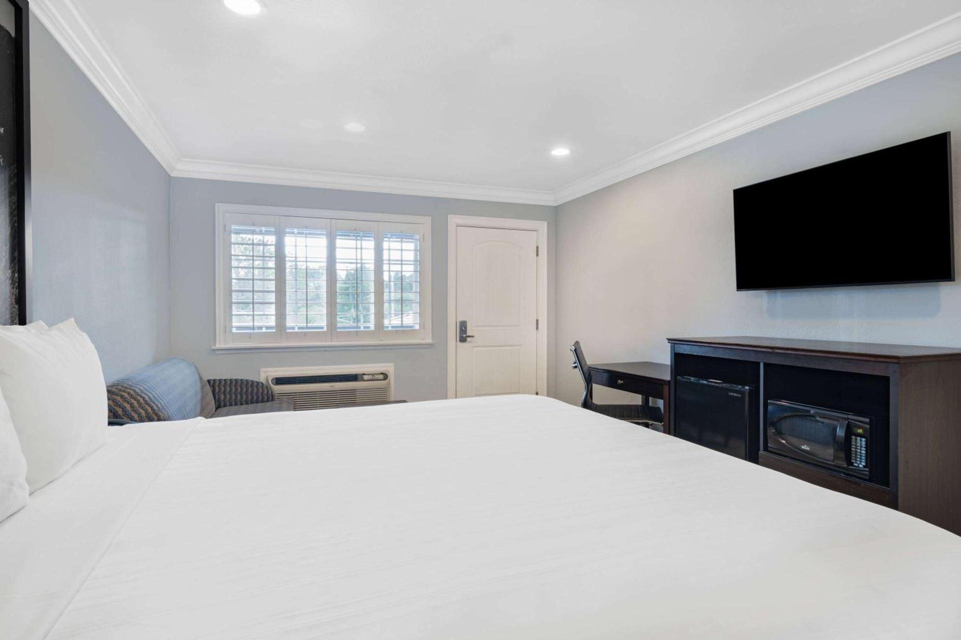Aura Inn Monterey photo 24