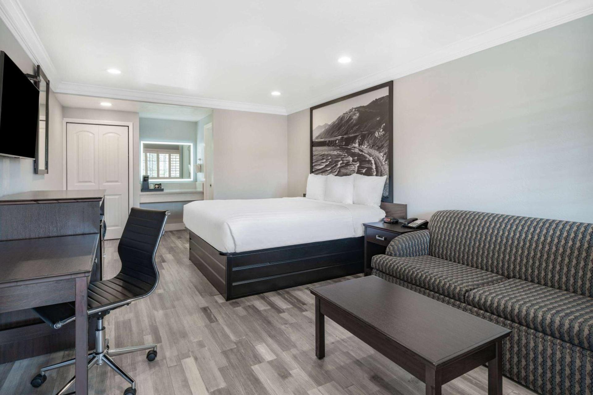 Aura Inn Monterey photo 25