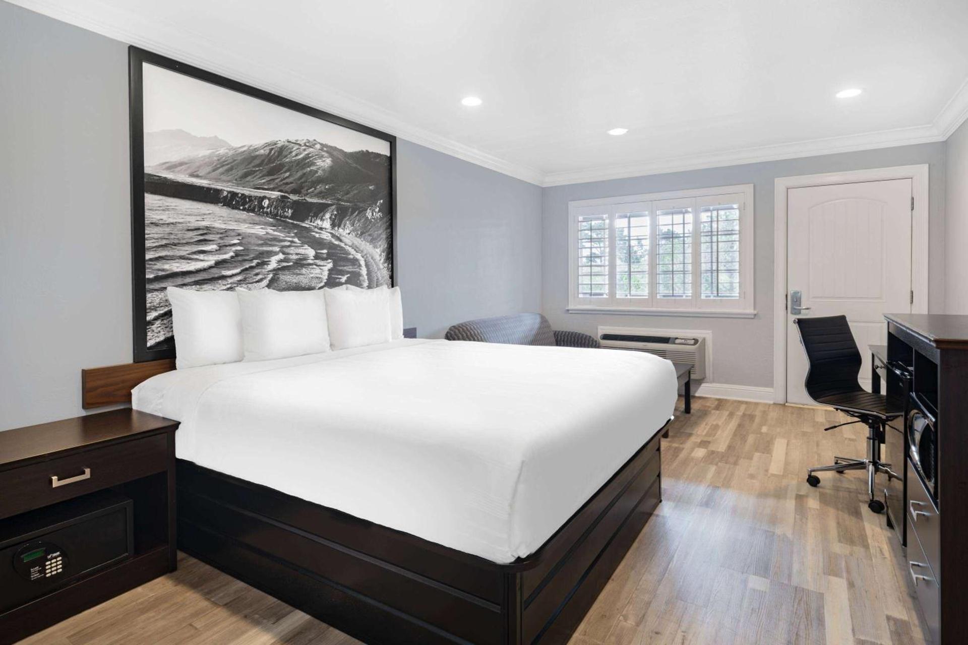 Aura Inn Monterey photo 26