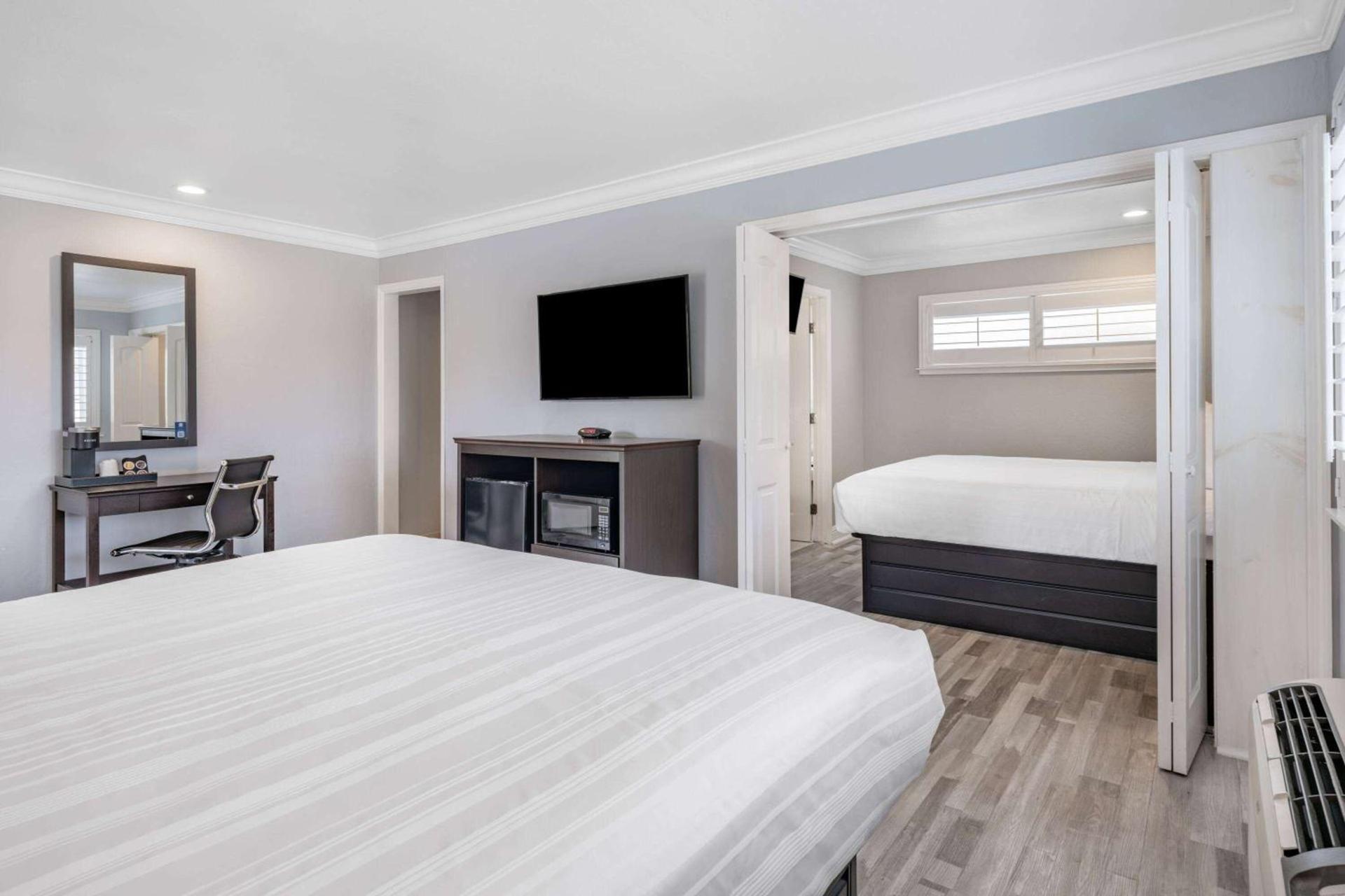 Aura Inn Monterey photo 28