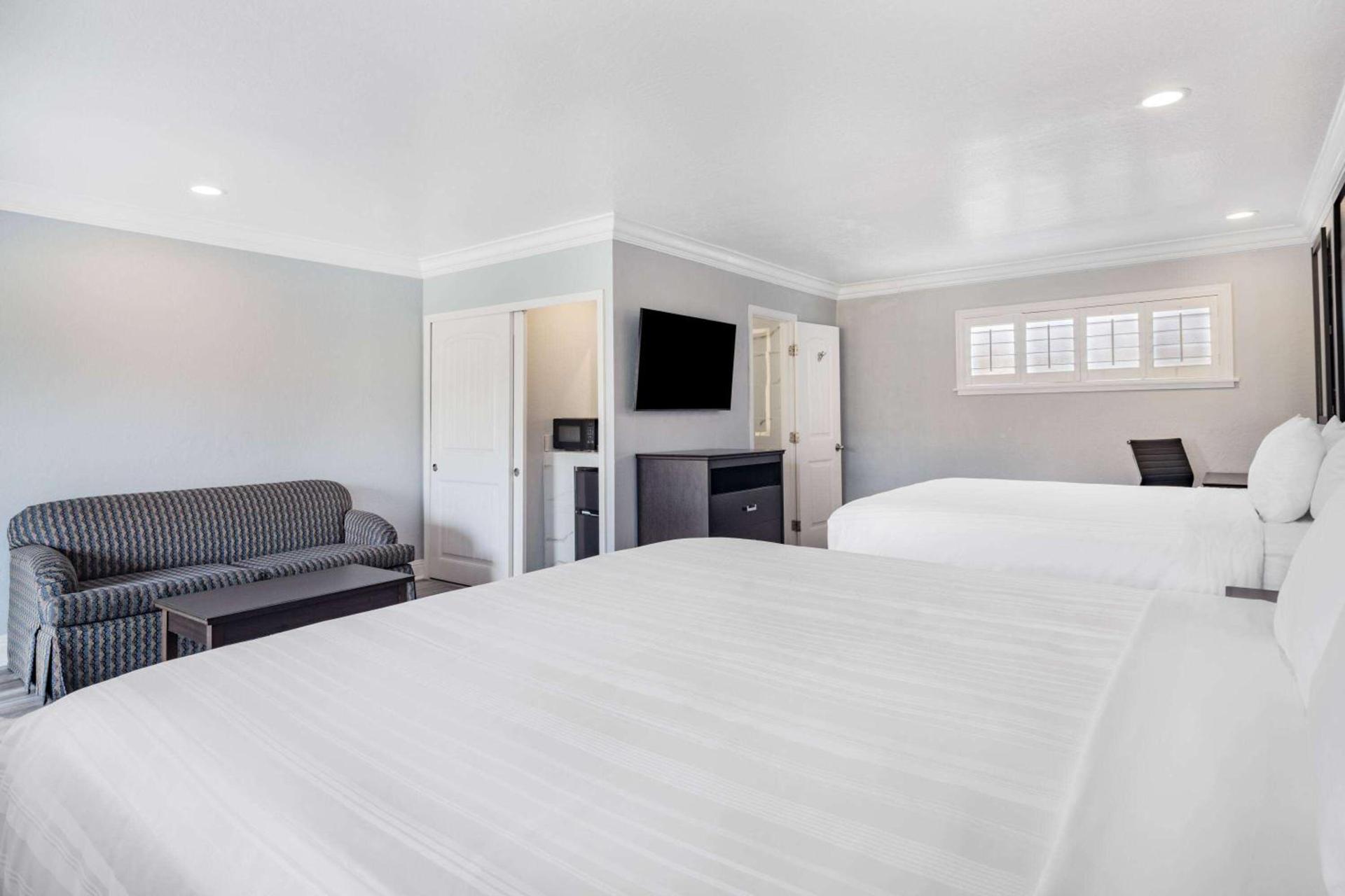 Aura Inn Monterey photo 29