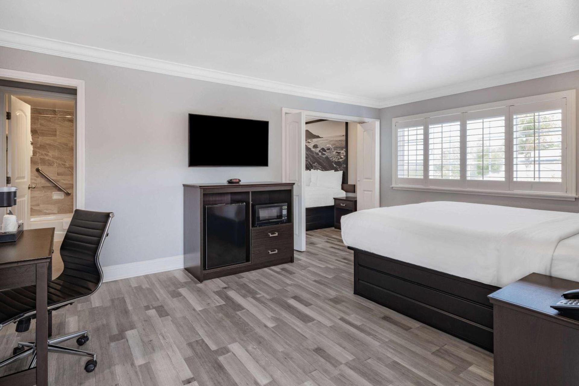 Aura Inn Monterey photo 31