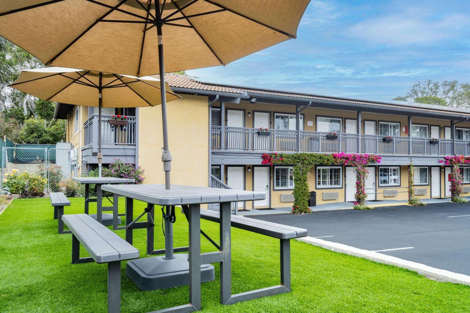 Aura Inn Monterey photo 32