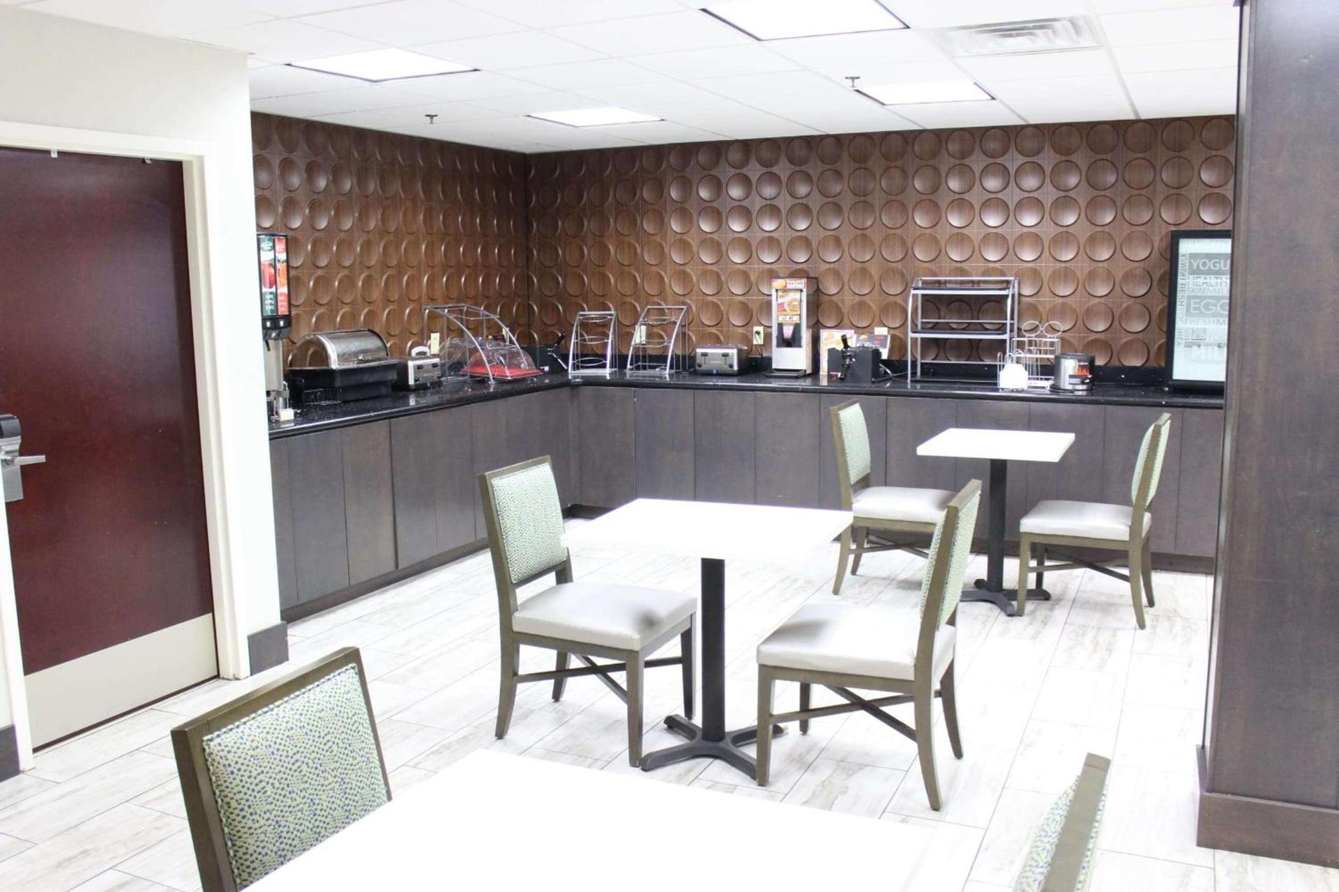 Wingate by Wyndham Savannah I-95 North photo 12