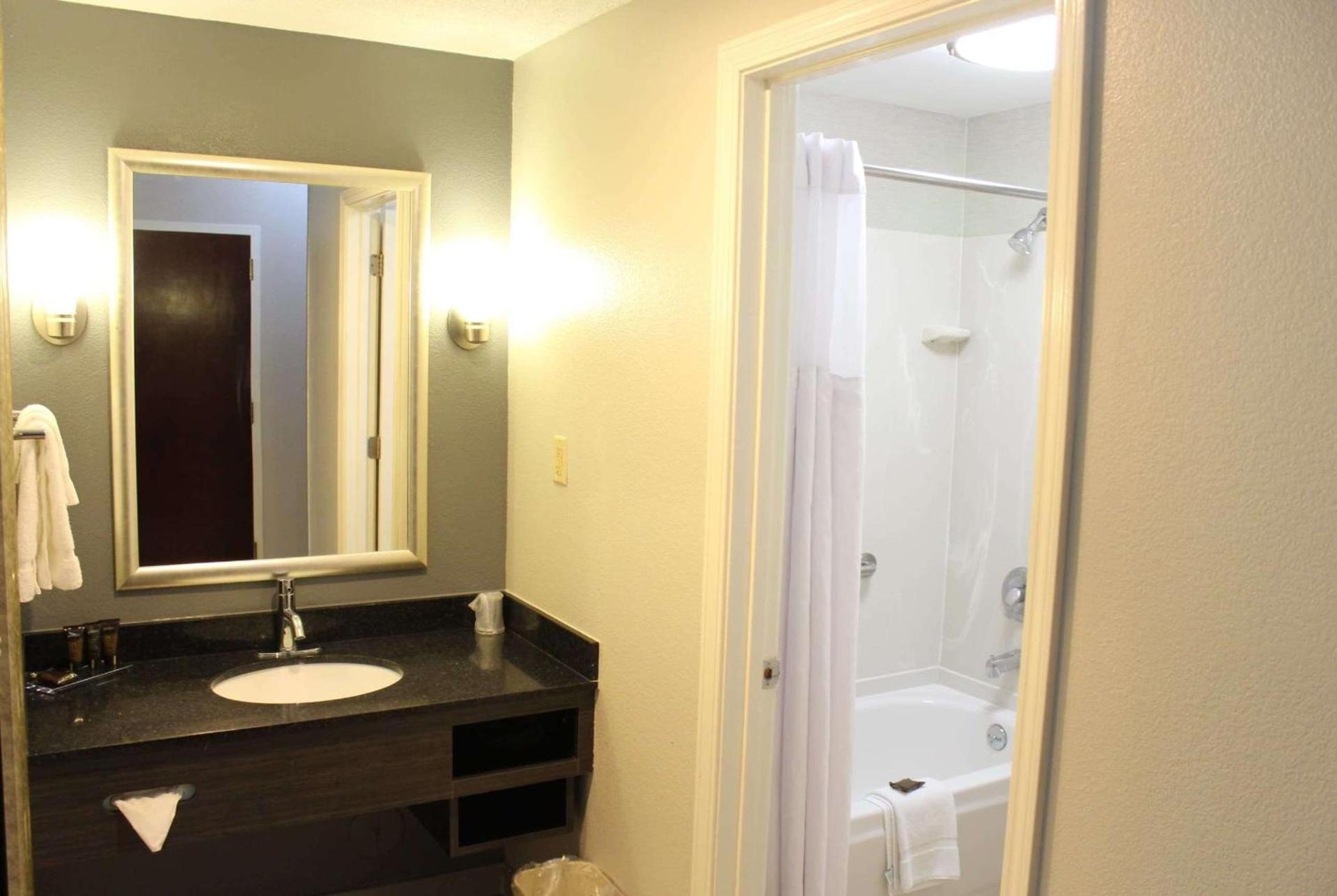 Wingate by Wyndham Savannah I-95 North photo 16