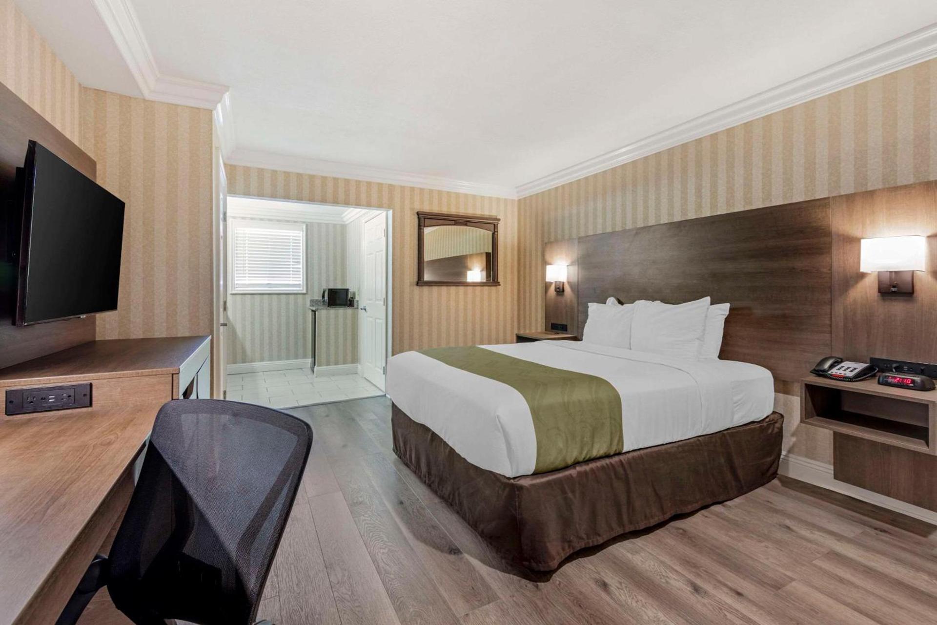 Quality Inn & Suites Anaheim Maingate photo 5