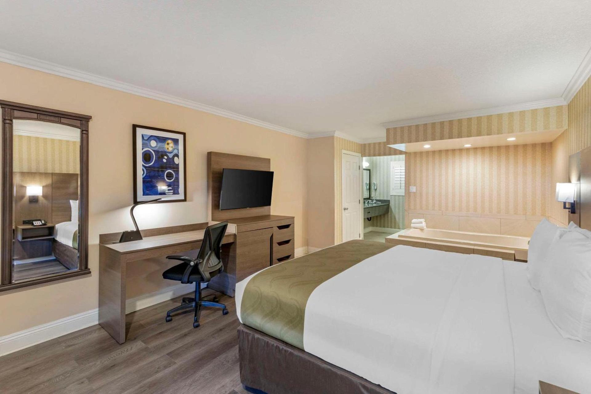 Quality Inn & Suites Anaheim Maingate photo 14