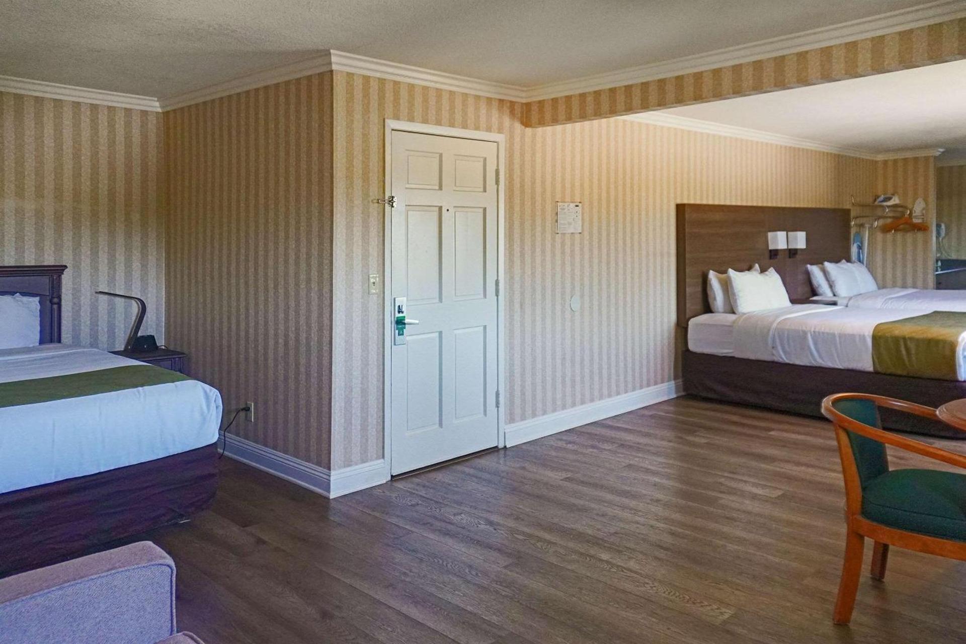 Quality Inn & Suites Anaheim Maingate photo 25