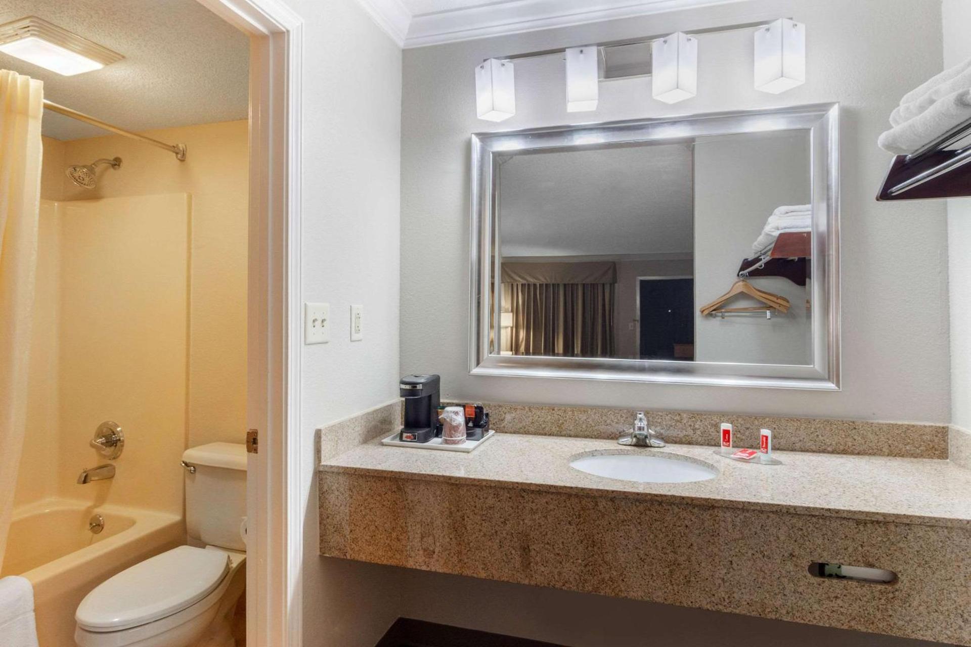 Econo Lodge Byron - Warner Robins photo 15