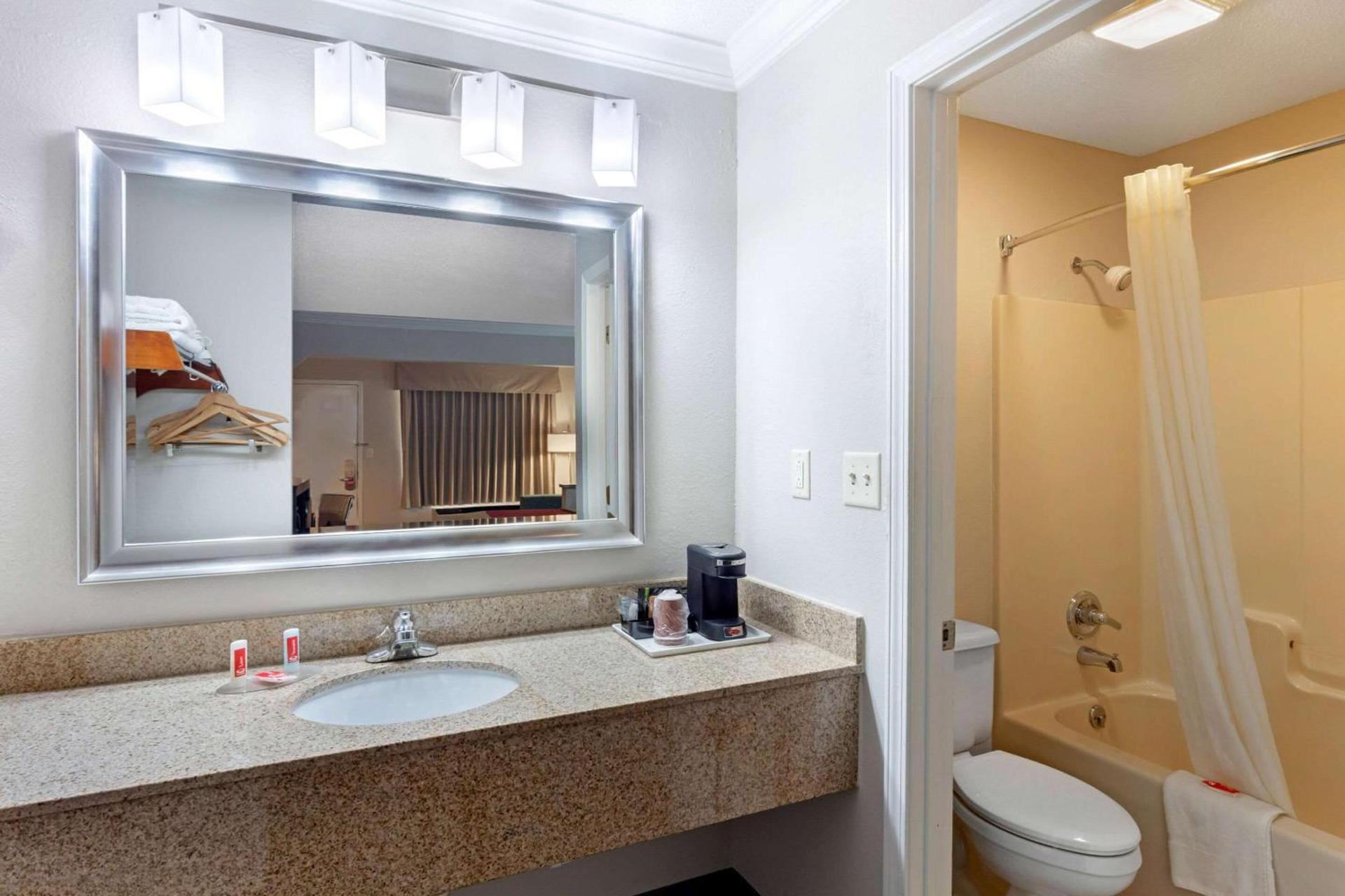 Econo Lodge Byron - Warner Robins photo 4
