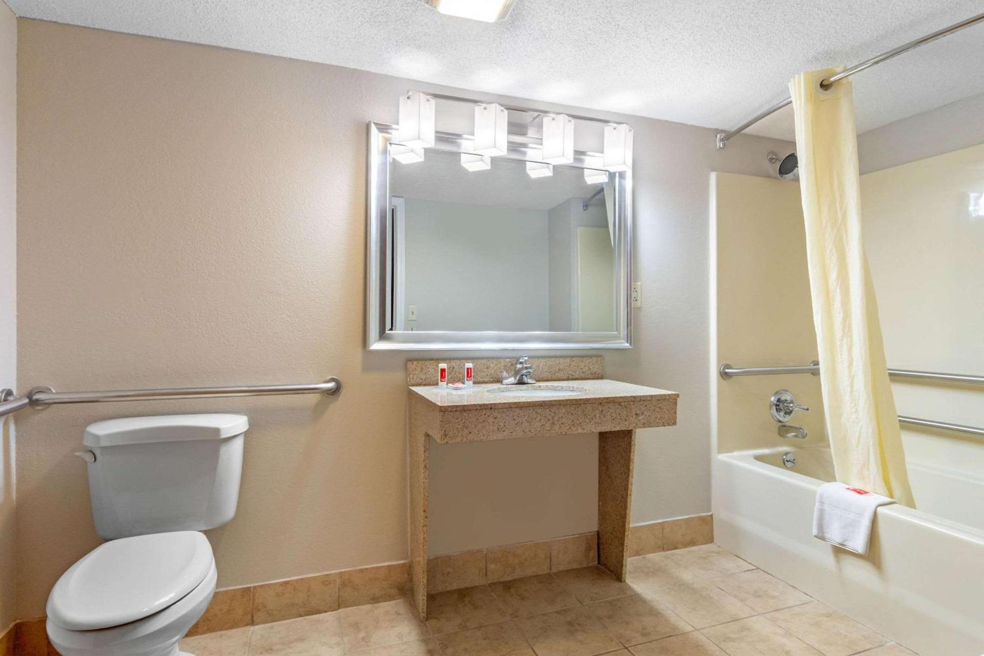 Econo Lodge Byron - Warner Robins photo 26