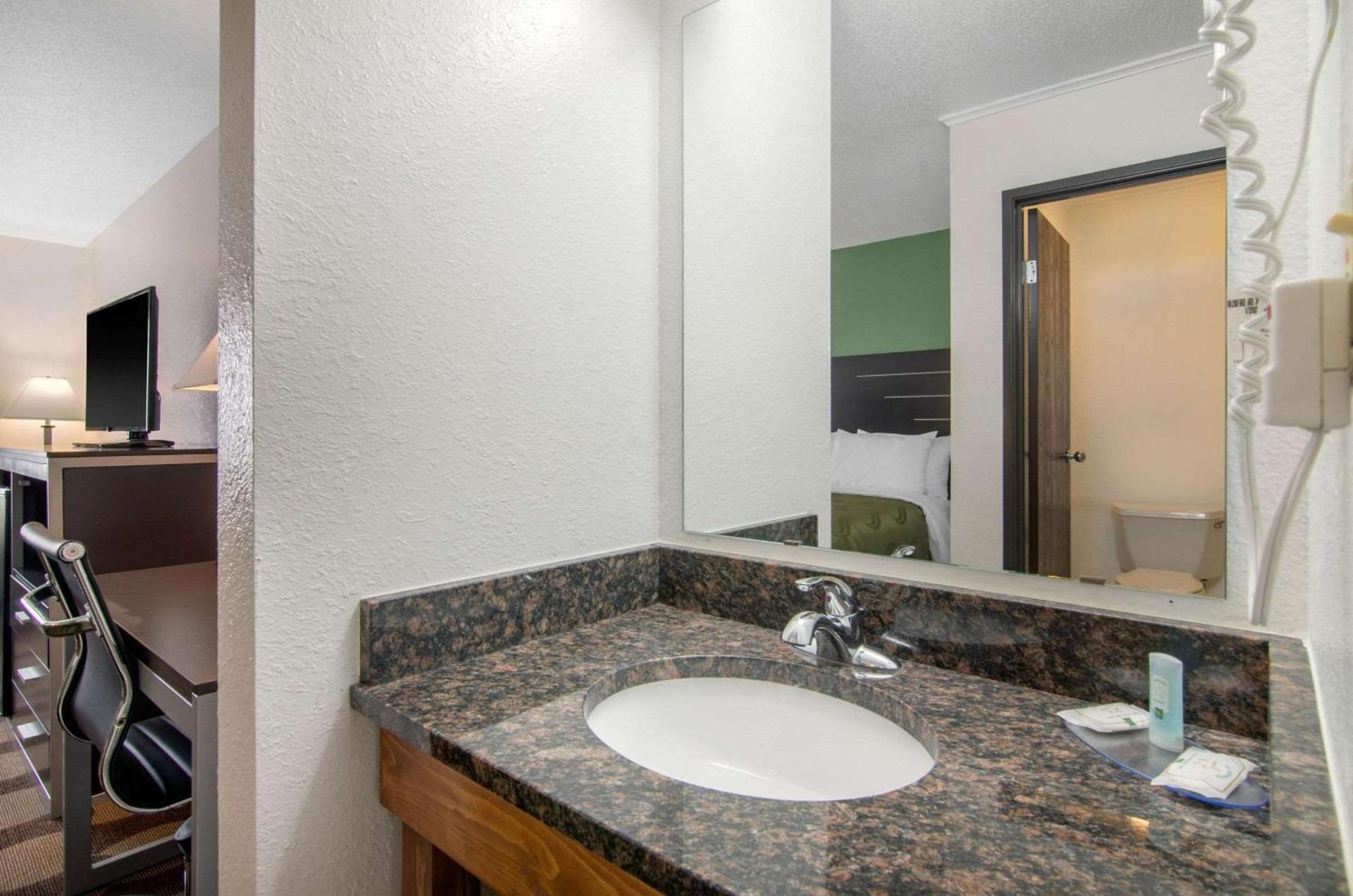 Quality Inn Russell photo 23