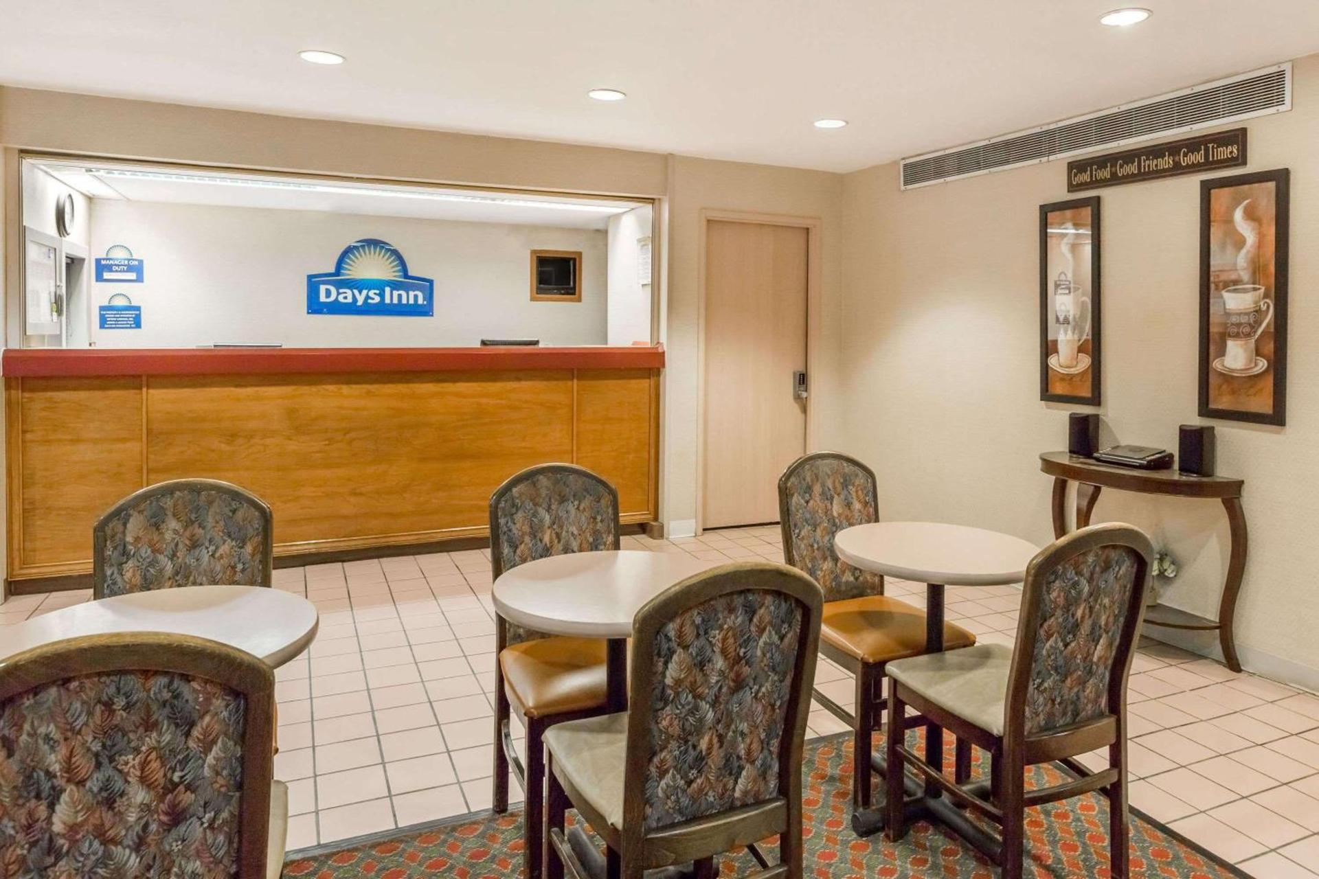 Days Inn by Wyndham West Des Moines - Clive photo 3