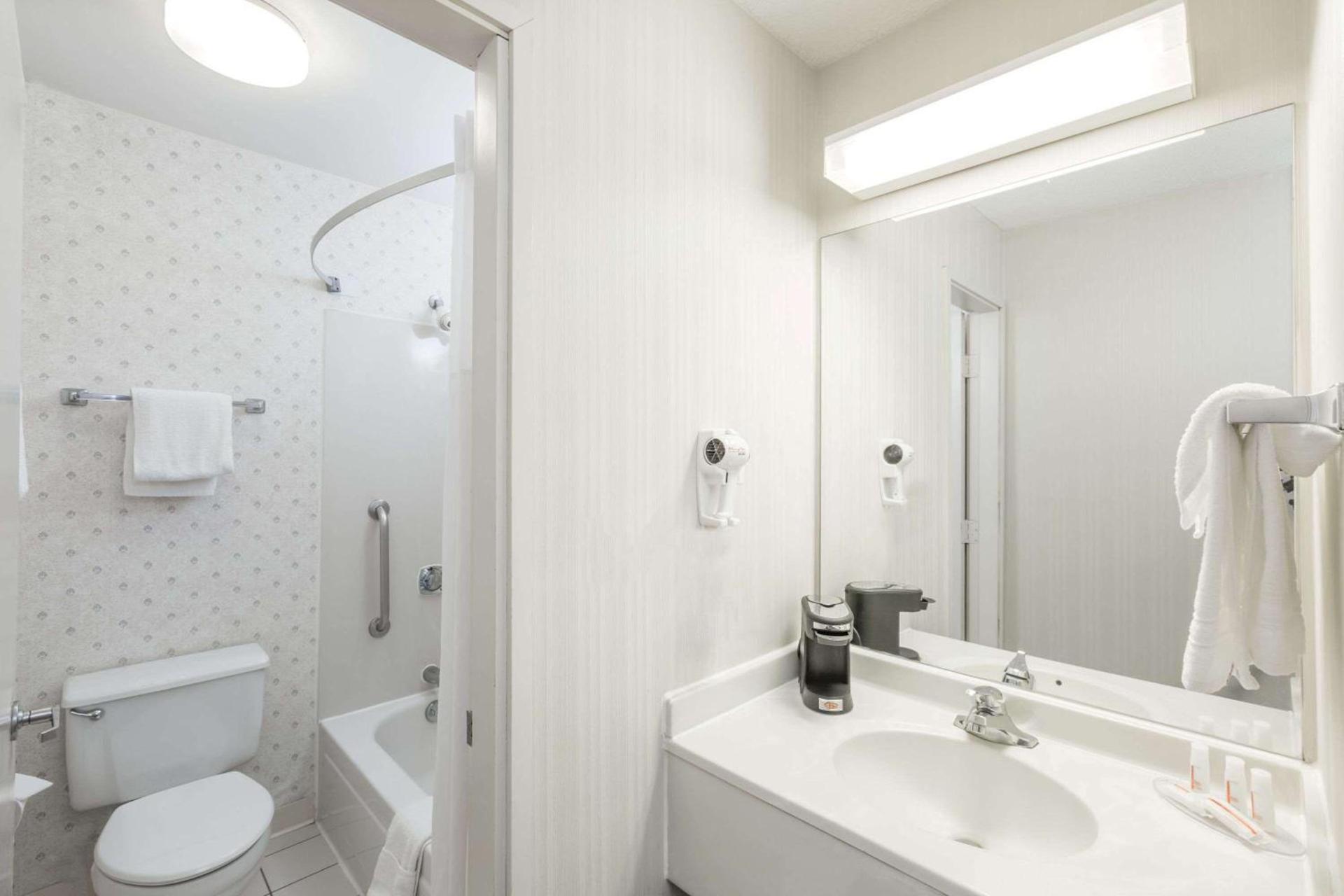 Days Inn by Wyndham West Des Moines - Clive photo 4