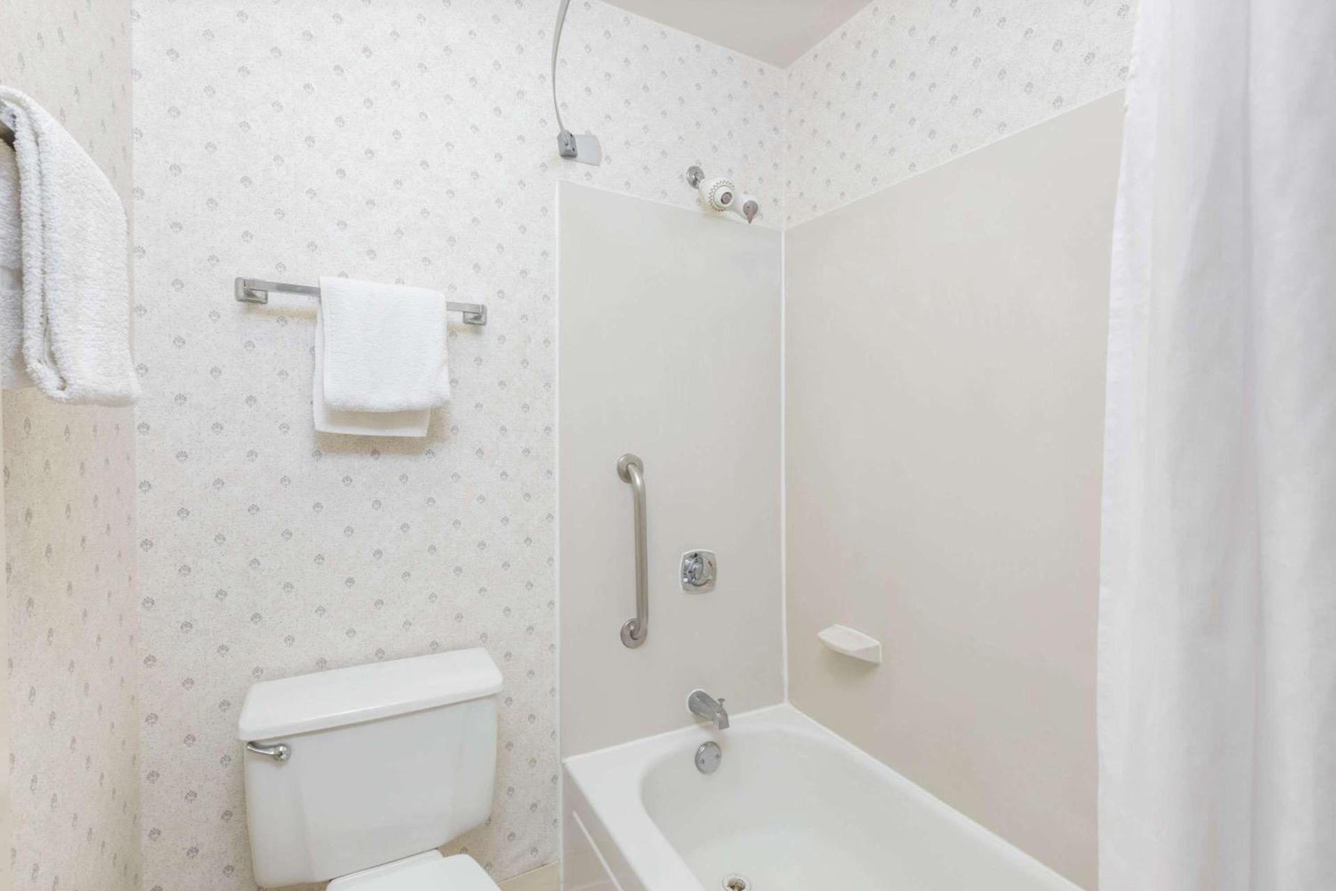 Days Inn by Wyndham West Des Moines - Clive photo 10
