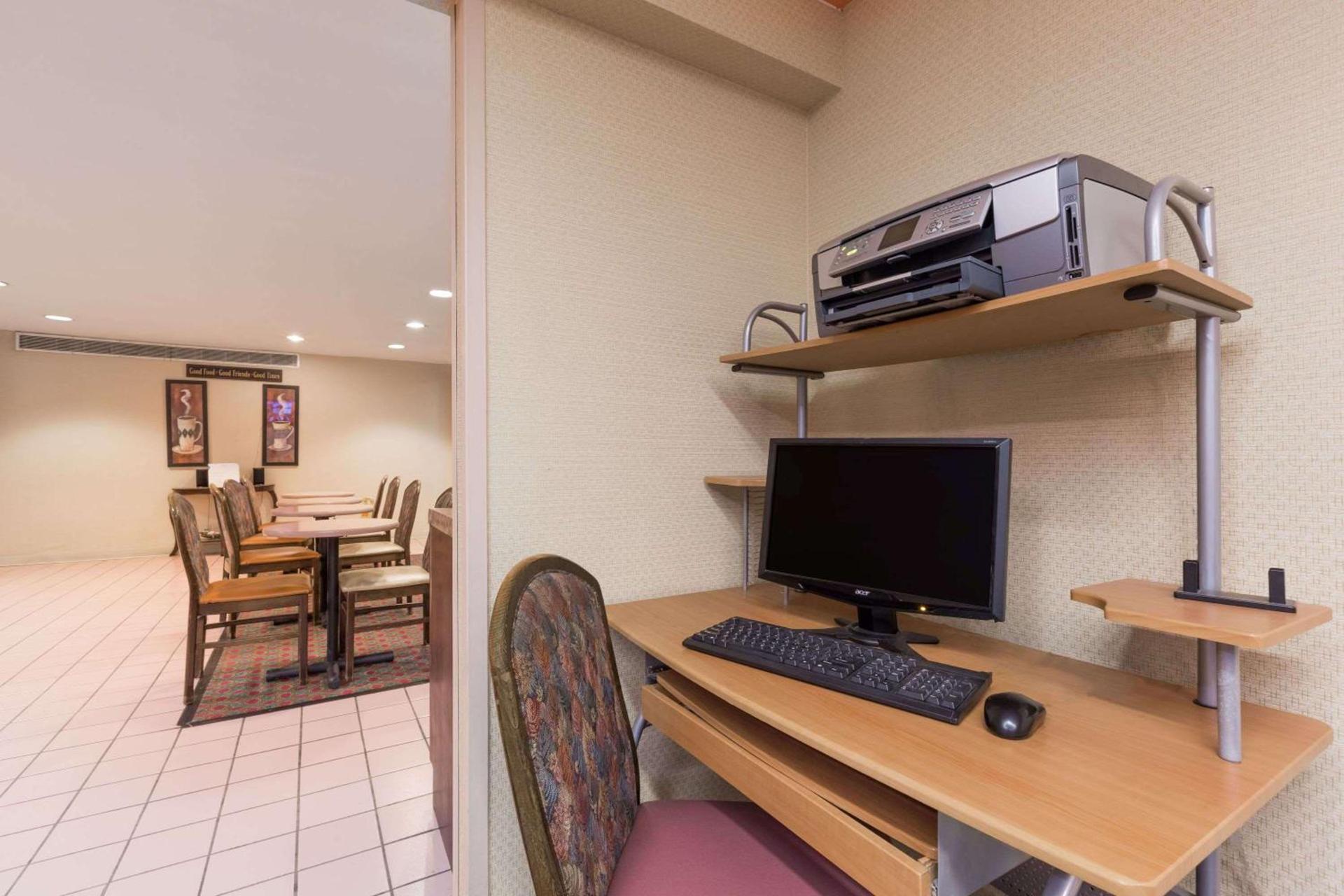 Days Inn by Wyndham West Des Moines - Clive photo 12