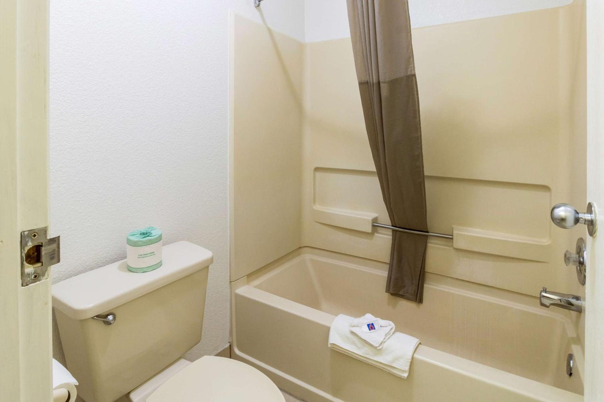 Motel 6-Dayton, OH - Englewood photo 17