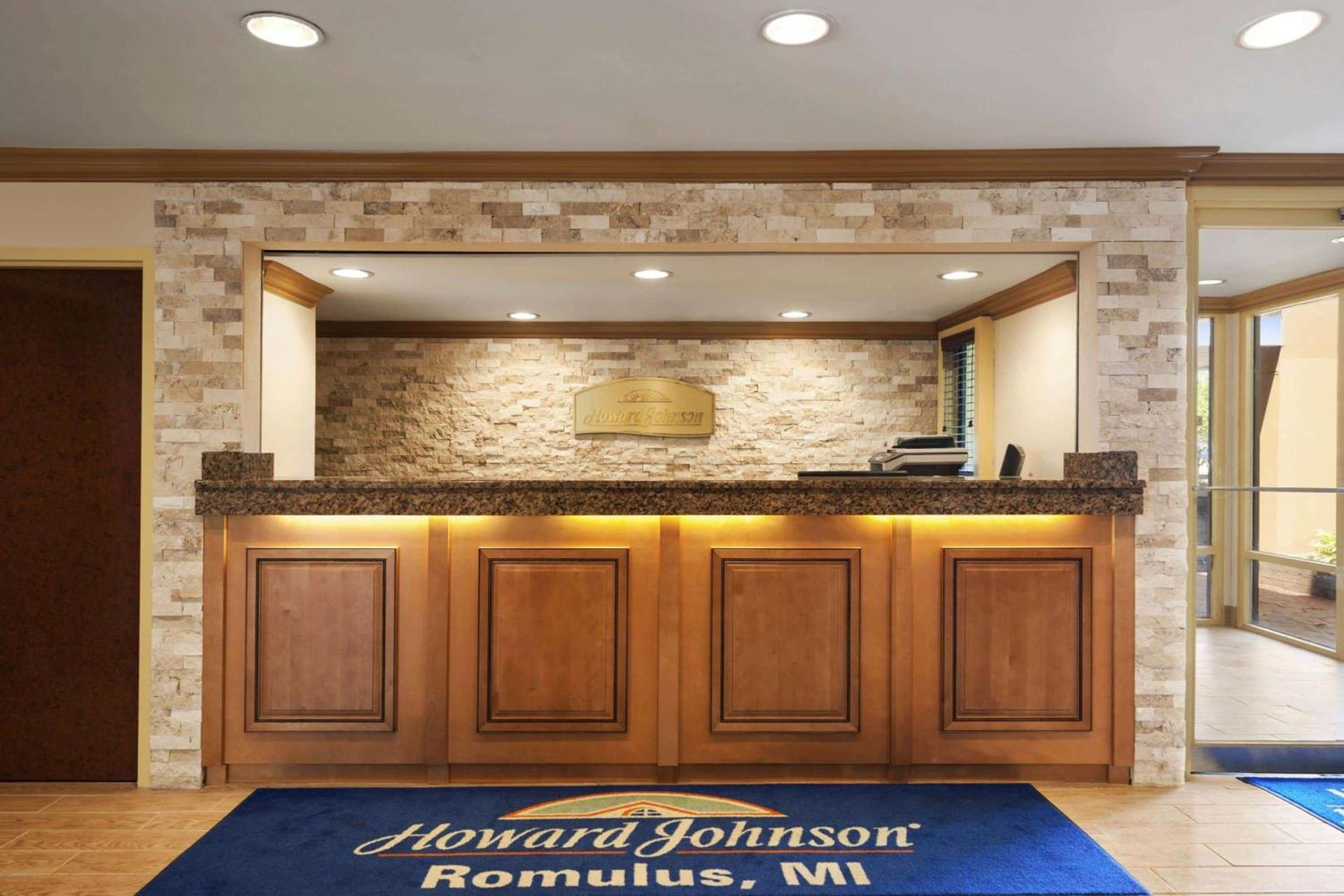 Howard Johnson by Wyndham Romulus Detroit Metro Airport photo 2