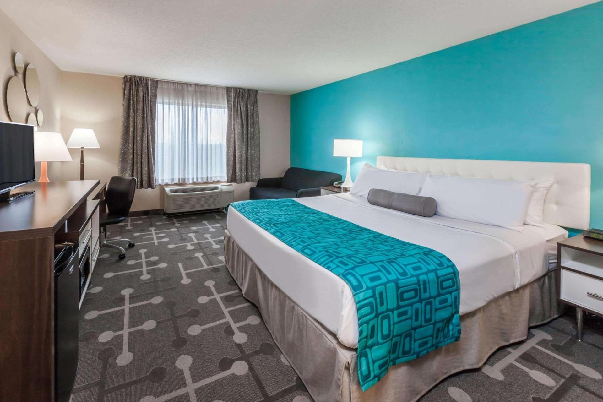 Howard Johnson by Wyndham Romulus Detroit Metro Airport photo 4