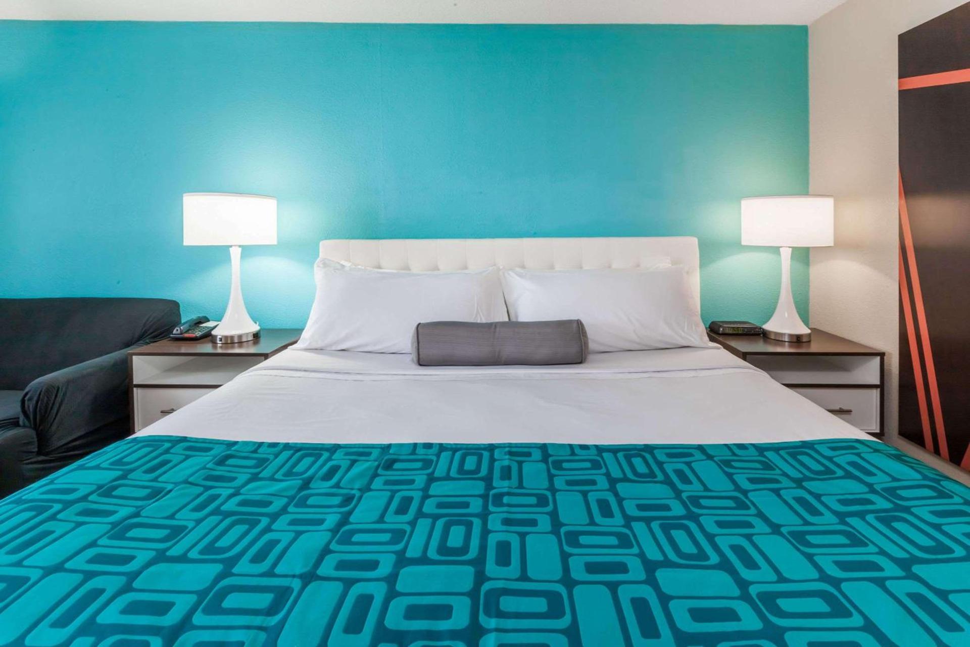 Howard Johnson by Wyndham Romulus Detroit Metro Airport photo 9
