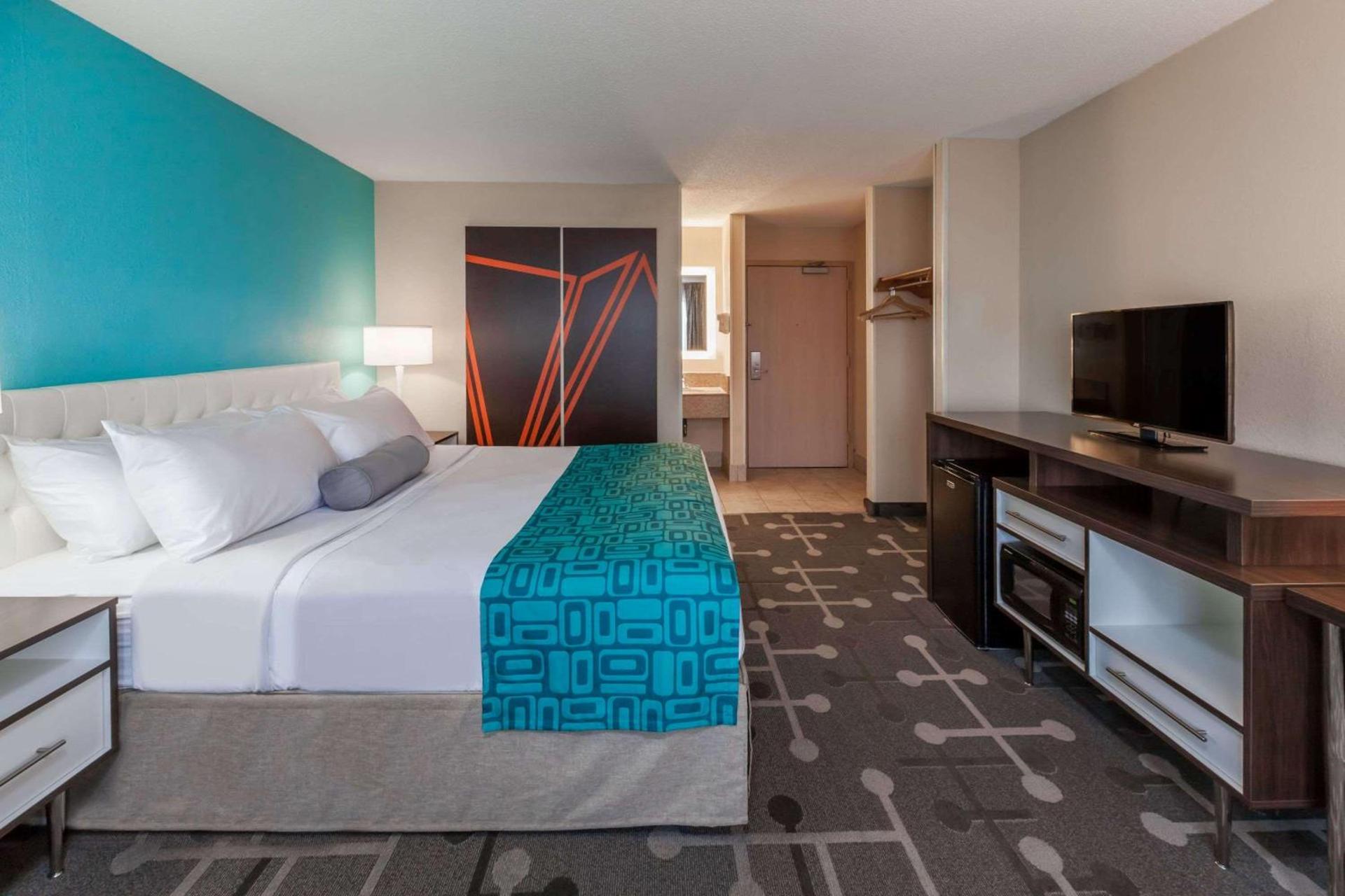 Howard Johnson by Wyndham Romulus Detroit Metro Airport photo 6