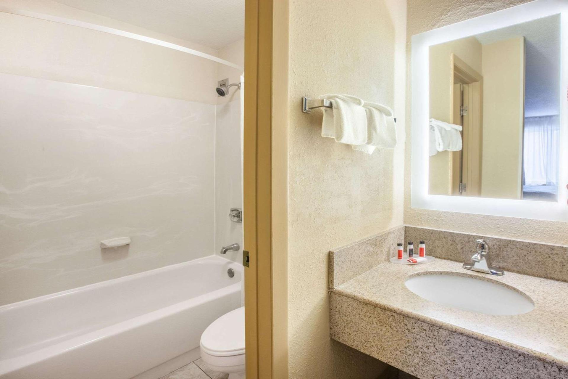 Howard Johnson by Wyndham Romulus Detroit Metro Airport photo 11