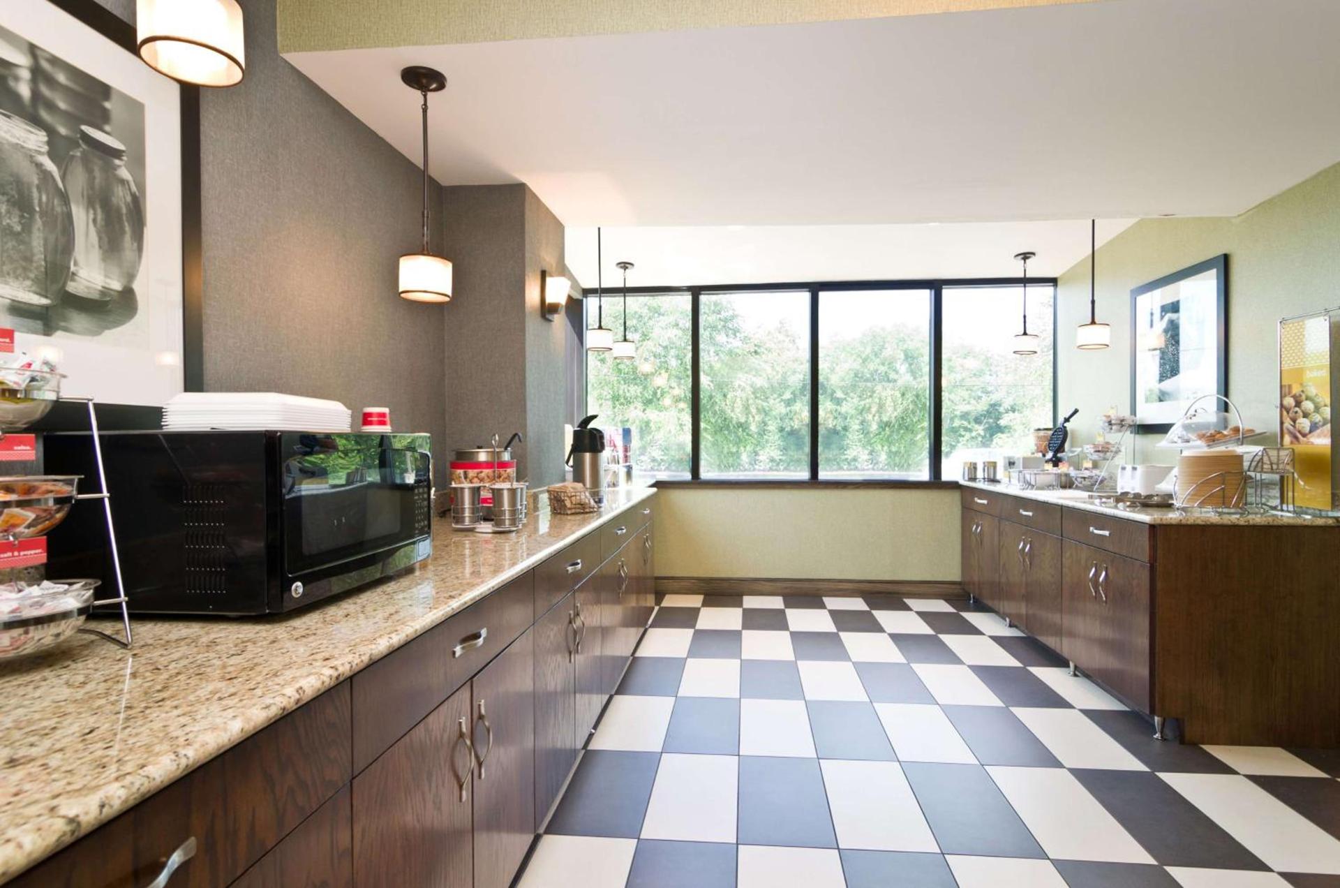 Hampton Inn New Philadelphia photo 10