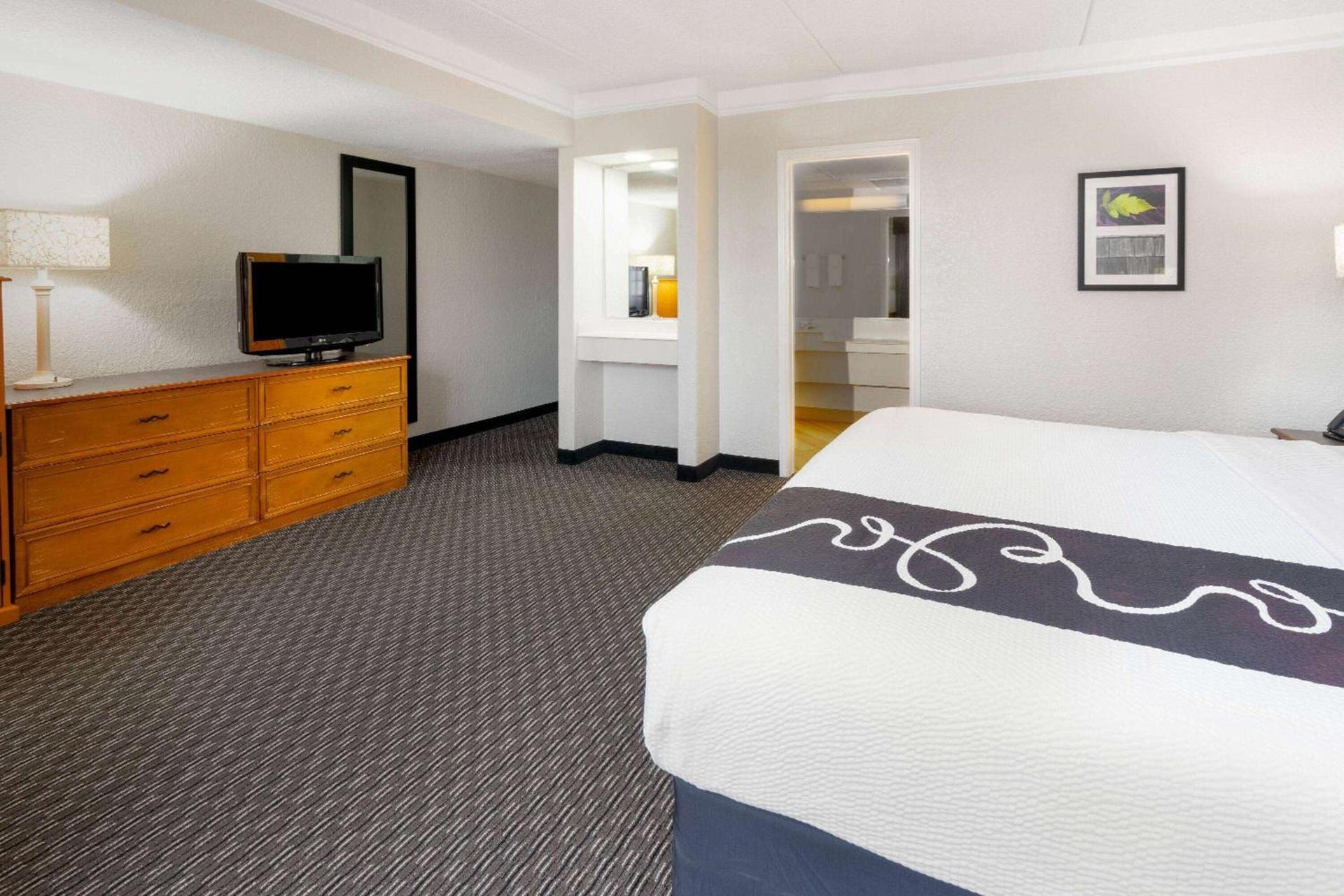 Super 8 by Wyndham The Woodlands North photo 4