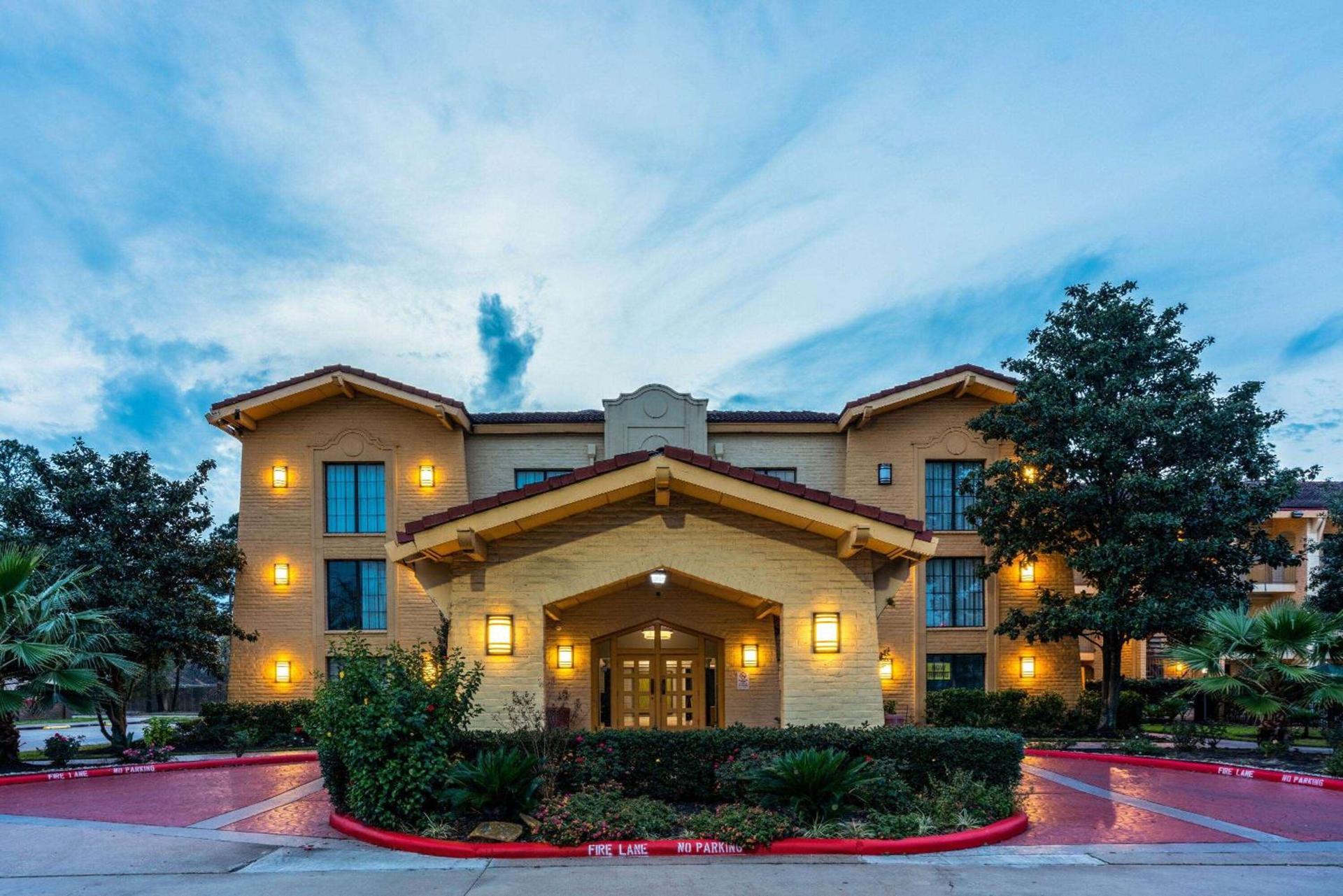 Super 8 by Wyndham The Woodlands North photo 3