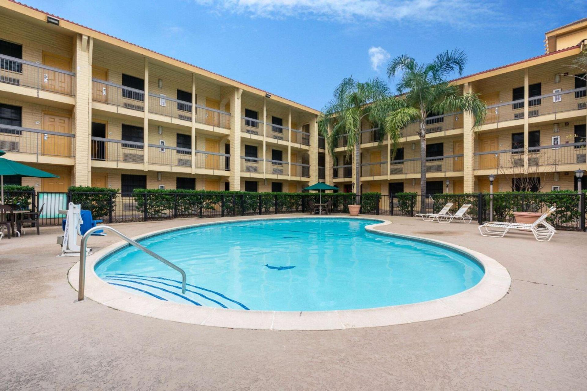 Super 8 by Wyndham The Woodlands North photo 5
